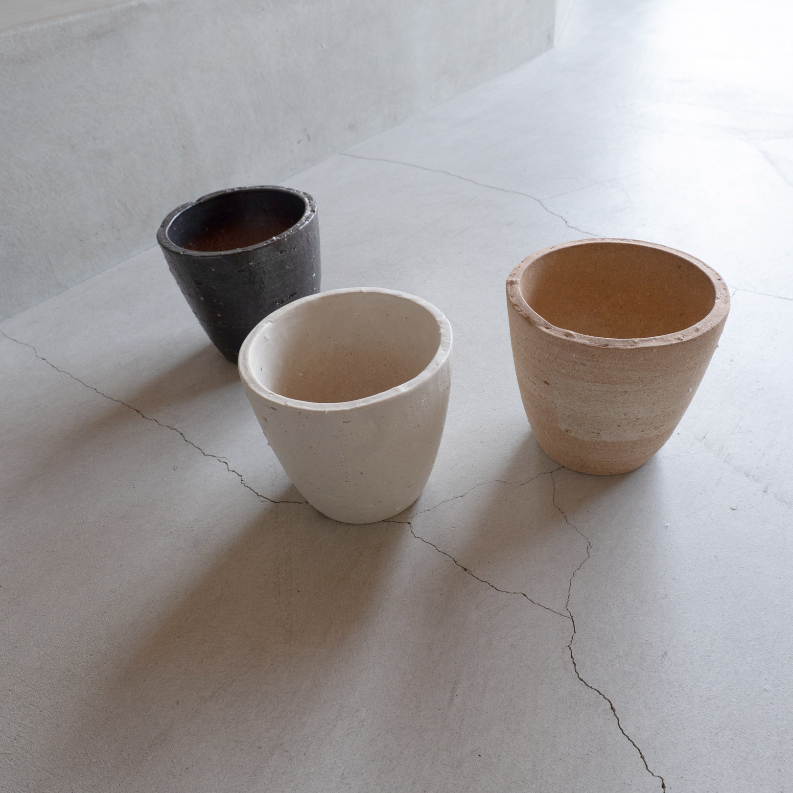 3色展開の植木鉢 白・黒・緋色