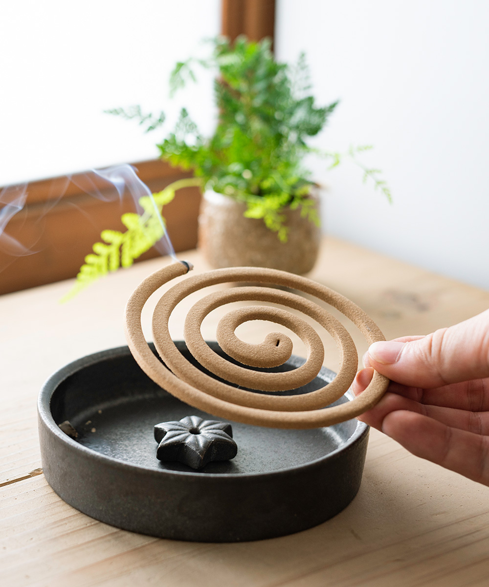 “暮らしに馴染むデザイン性の高い信楽焼陶器の蚊遣り“