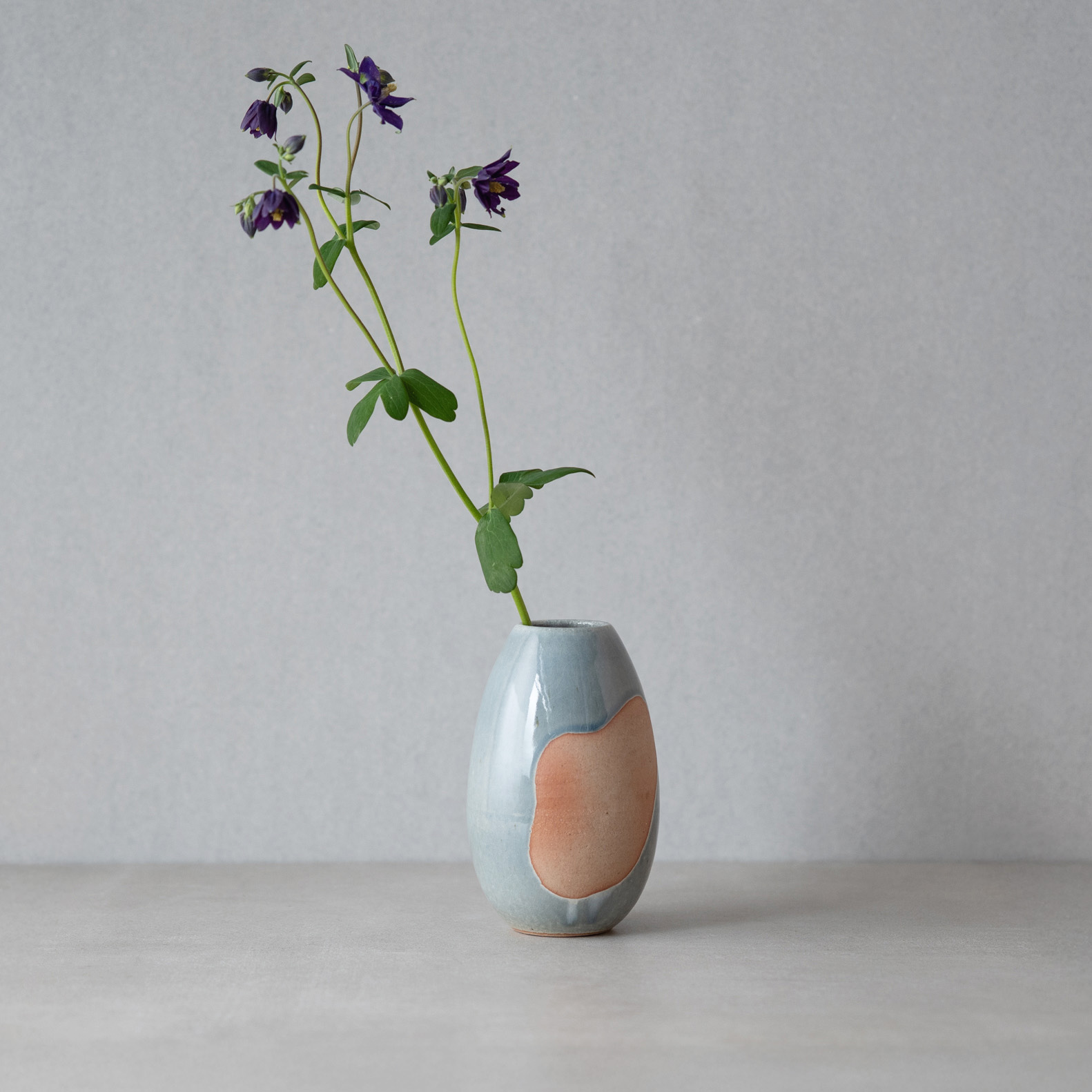草花を気軽に飾れる信楽焼花器