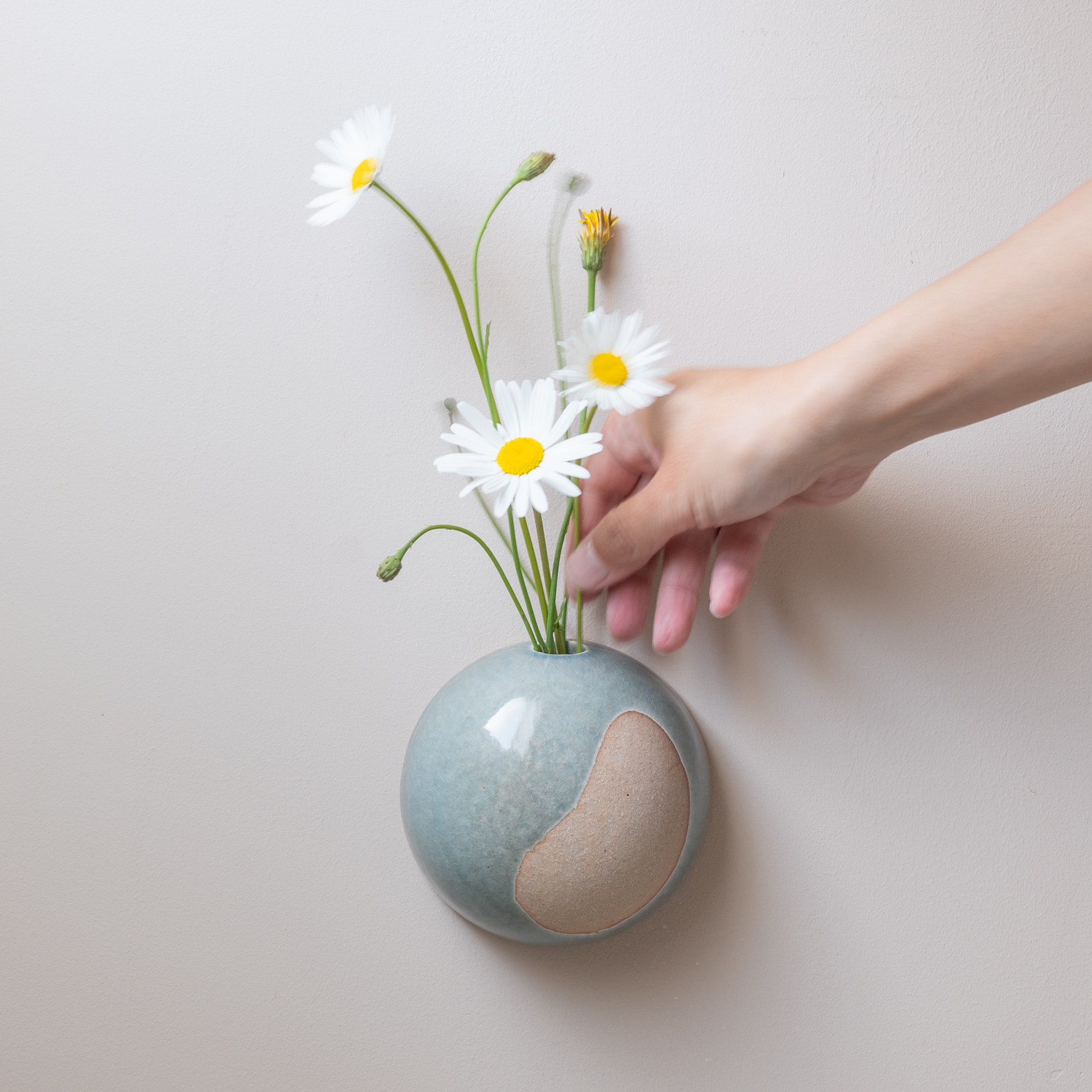 壁掛け花入れ 半球 水色 陶器