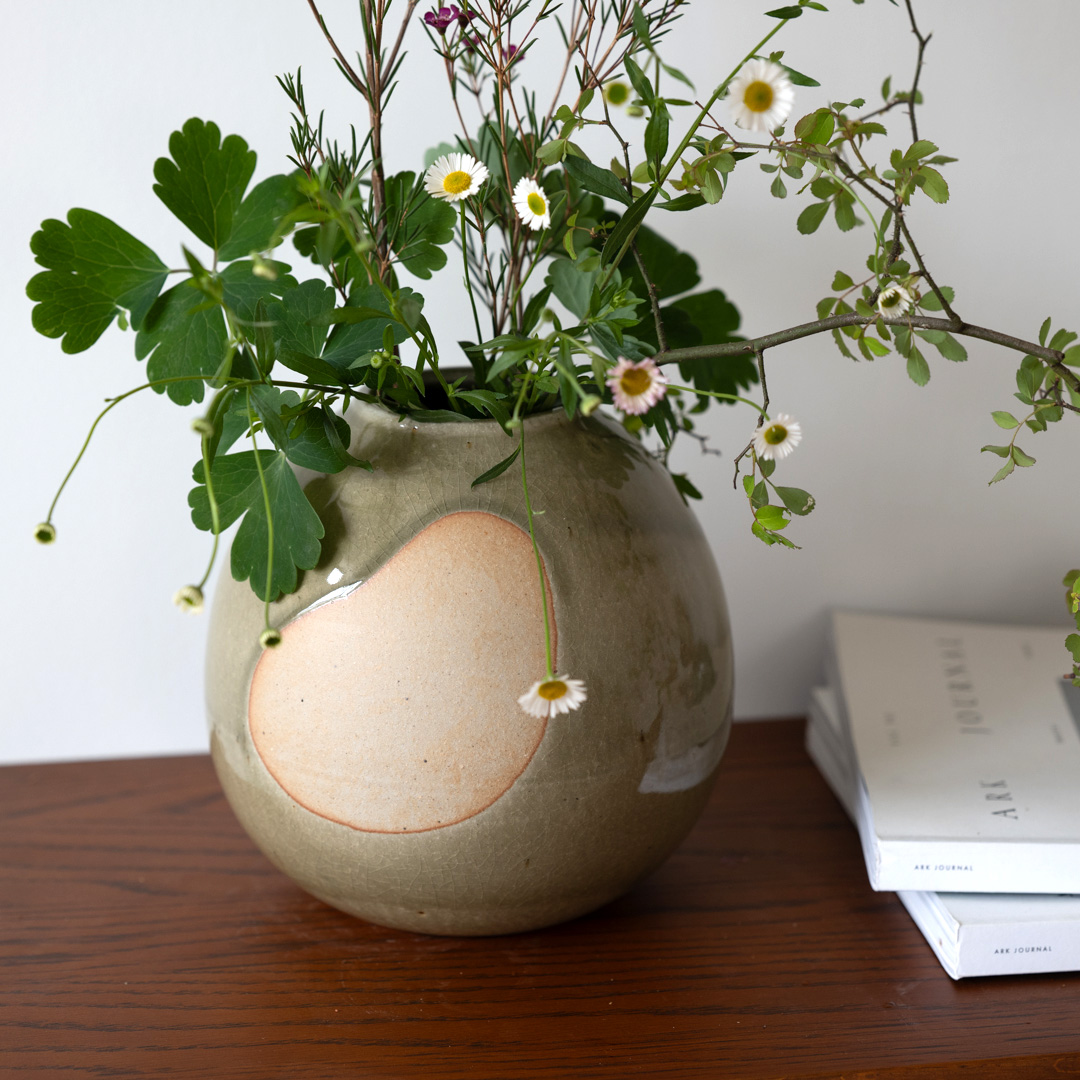 季節の花を飾る信楽焼の花器