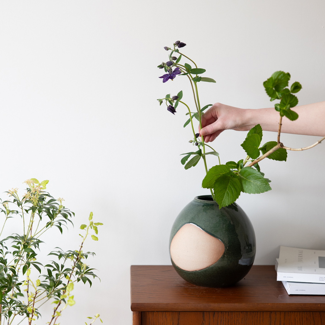 季節の花を飾る信楽焼の花器