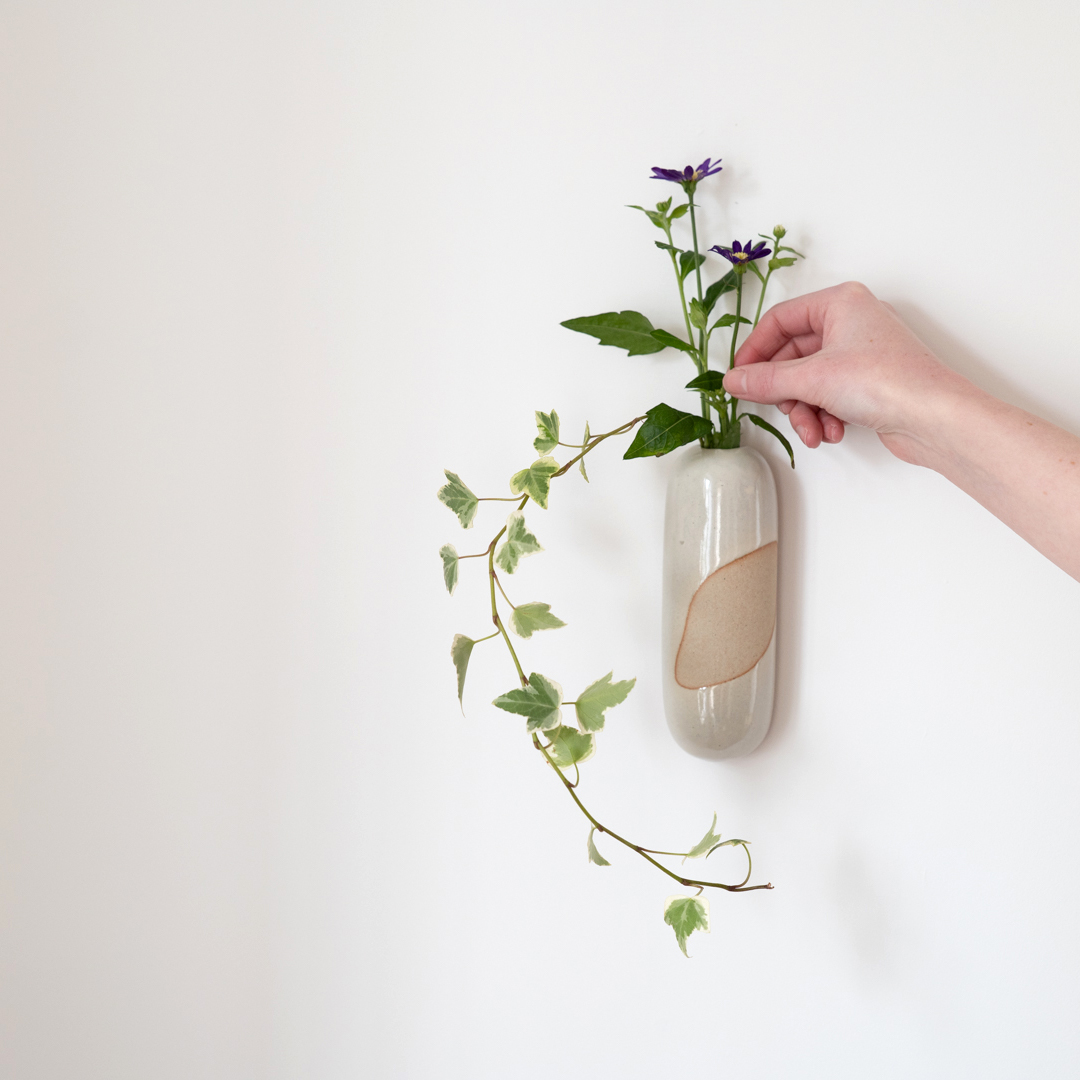 象牙色の壁掛け花器 シンプルデザイン