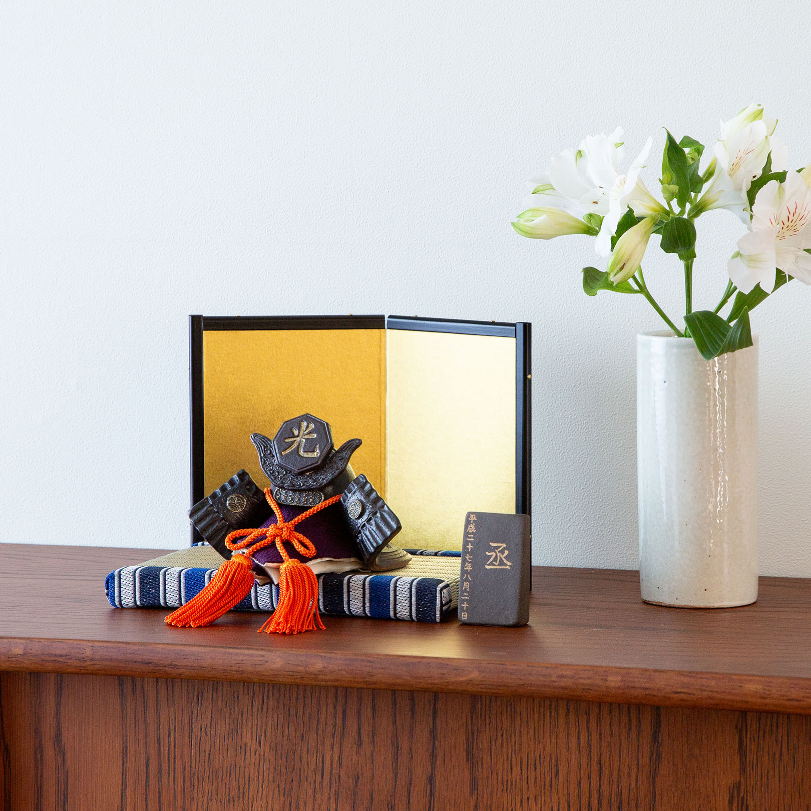 信楽焼の陶器の兜を飾っている画像