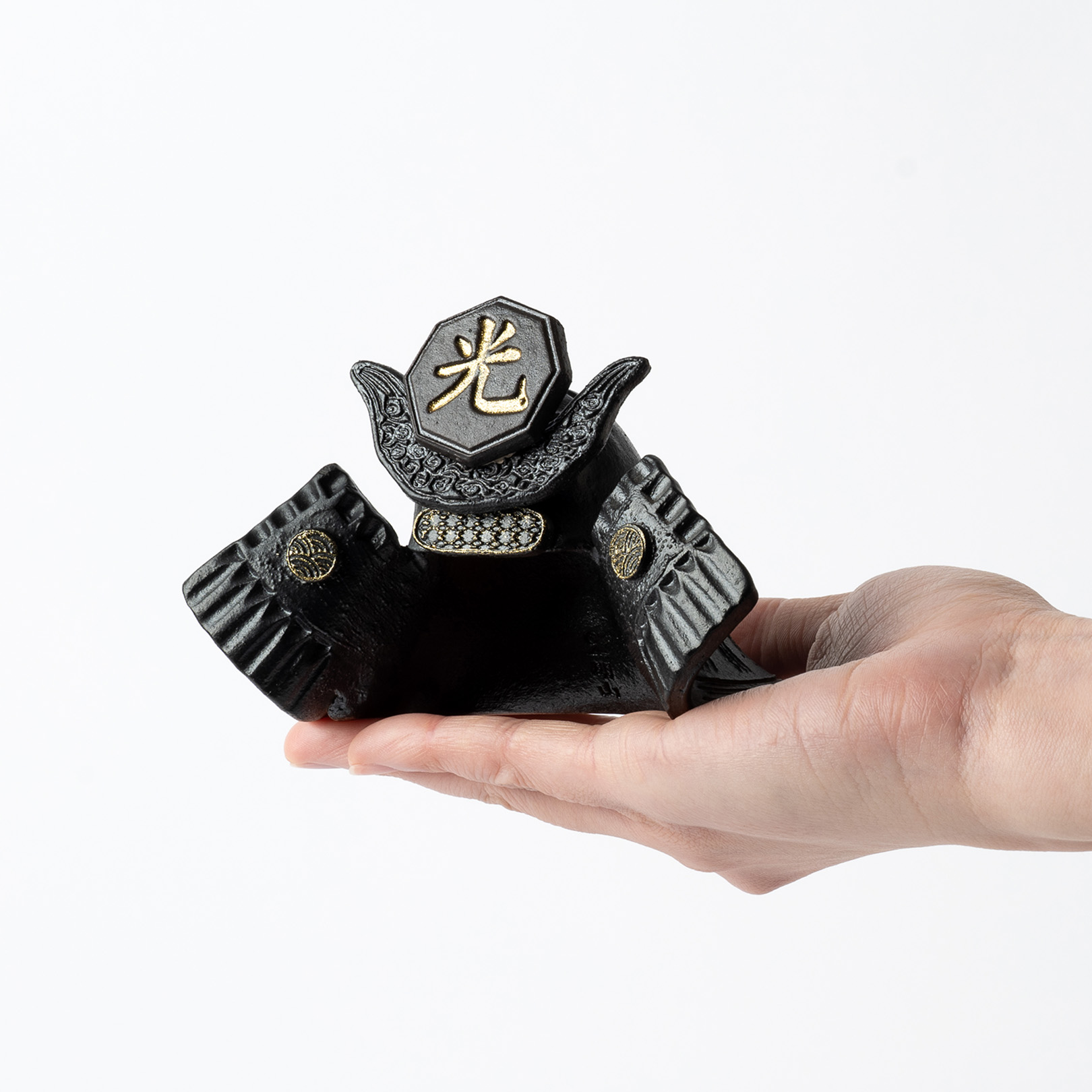 信楽焼の陶器の兜を飾っている画像