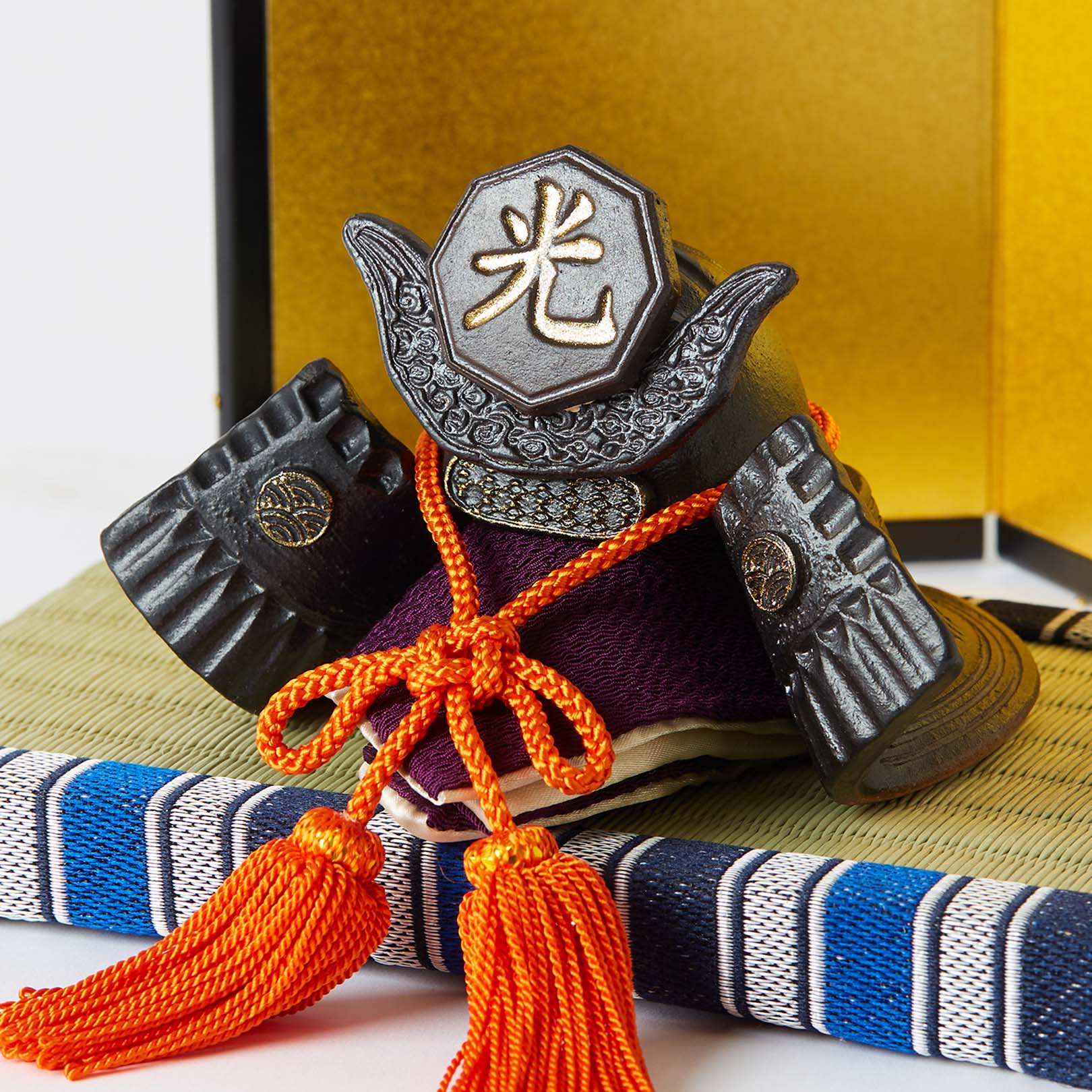 信楽焼の陶器の兜の細部の装飾の細やかさを伝える画像