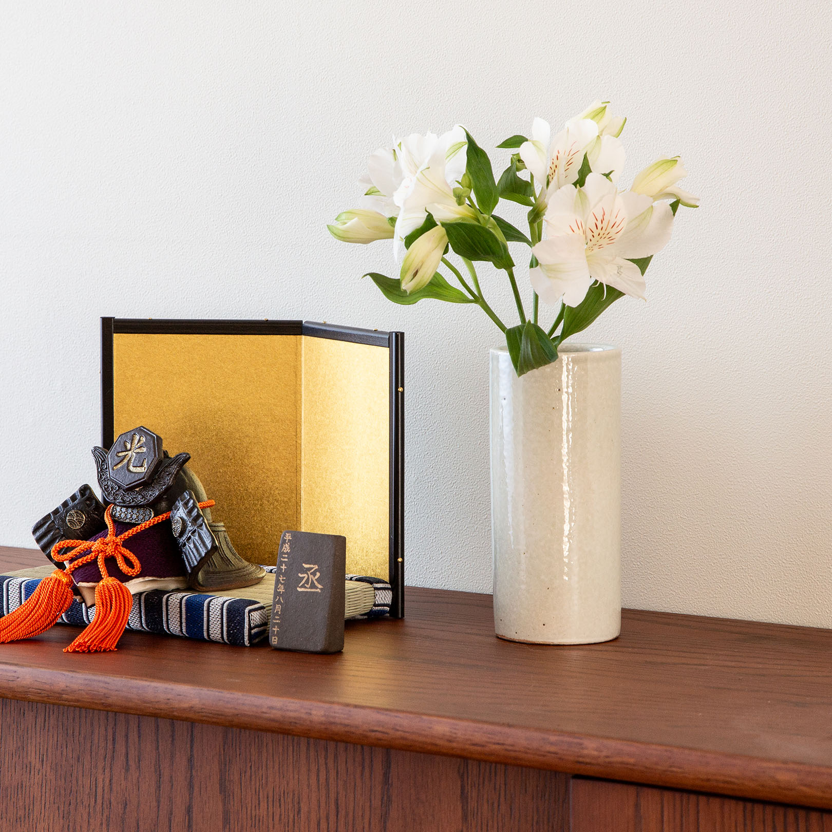 いわい兜に添える花入