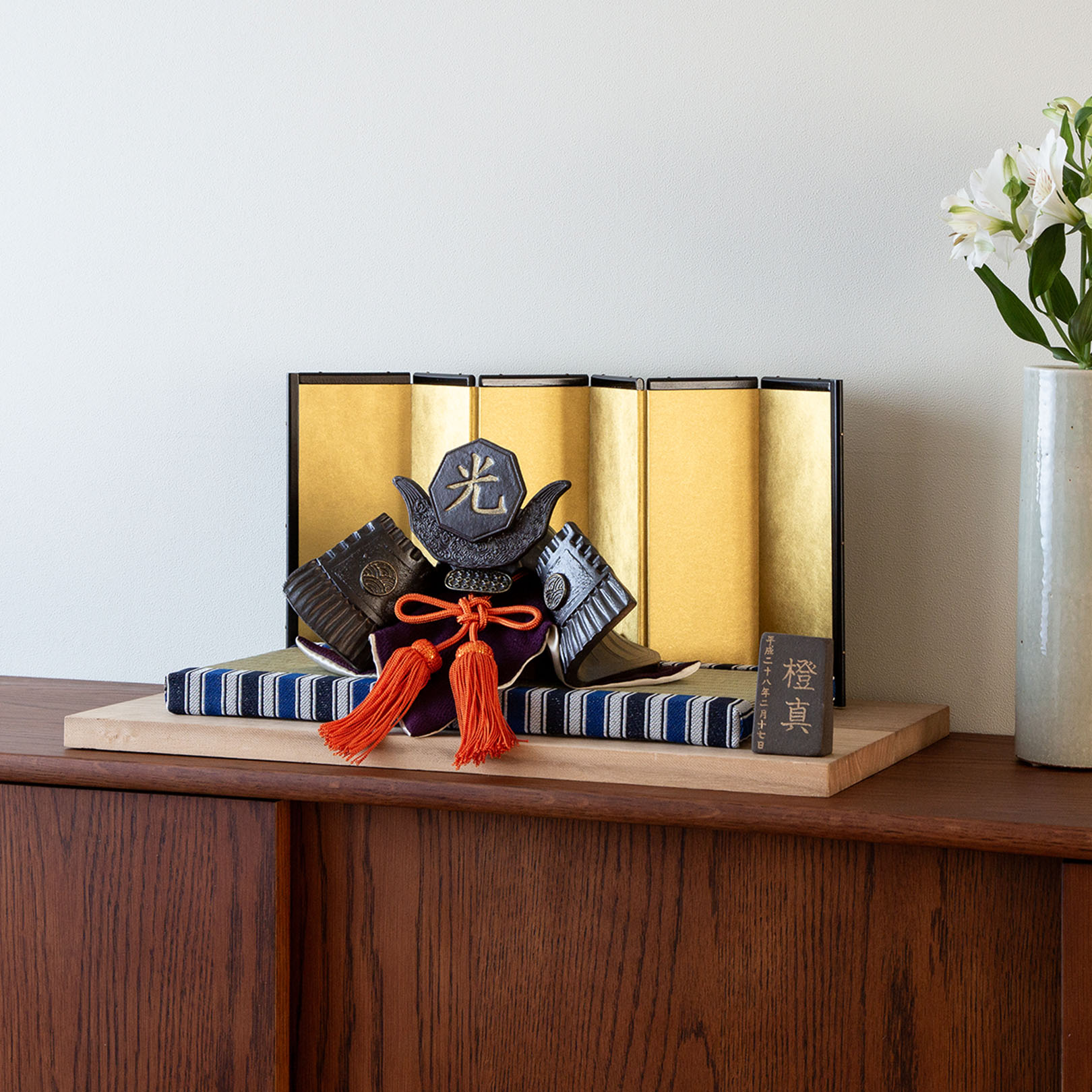 信楽焼の陶器の兜を飾っている画像