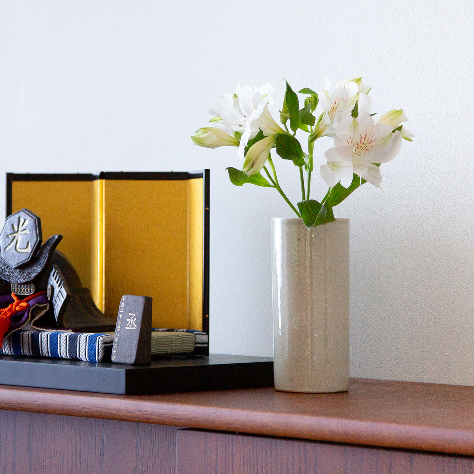 いわい兜に添える花入