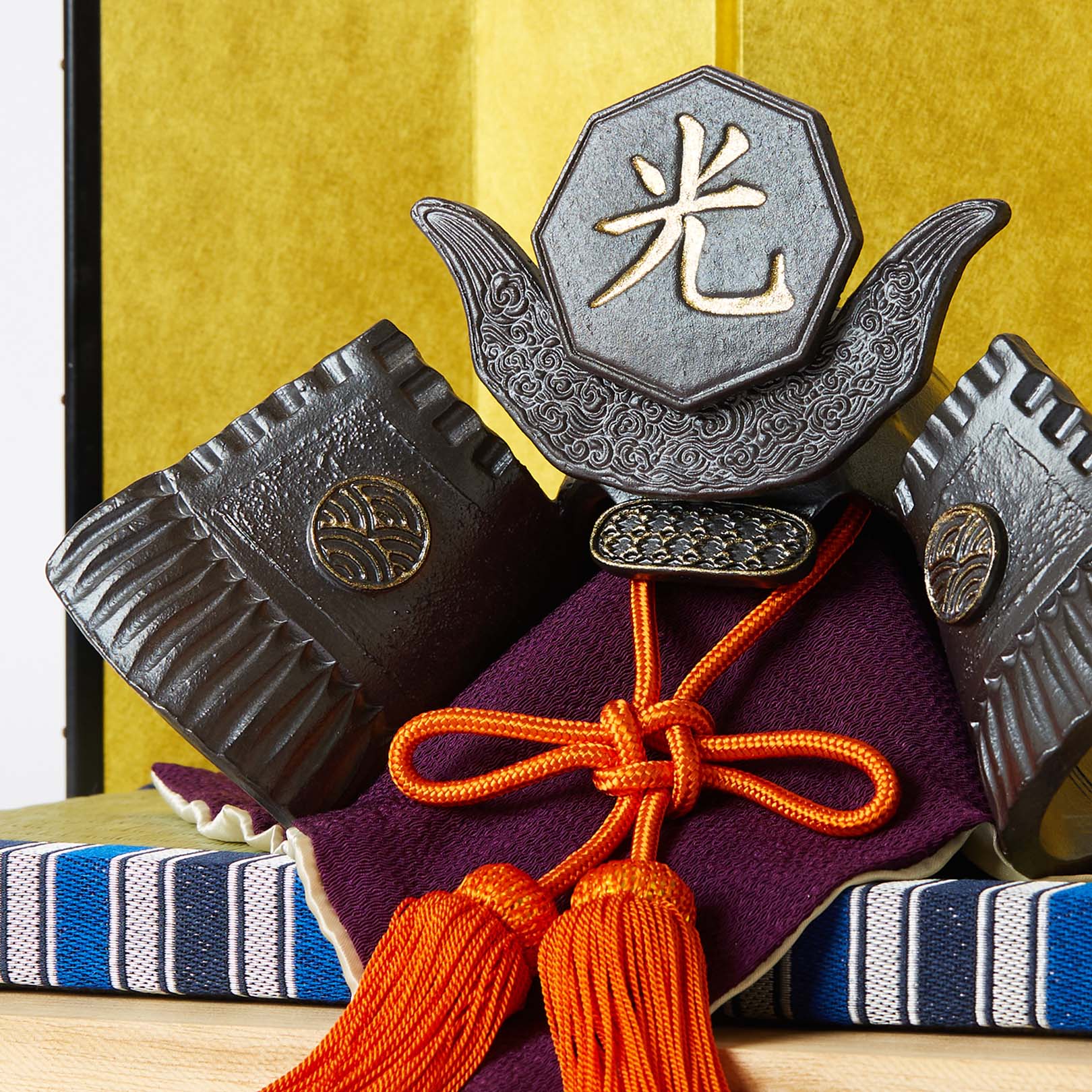 信楽焼の陶器の兜の細部の装飾の細やかさを伝える画像