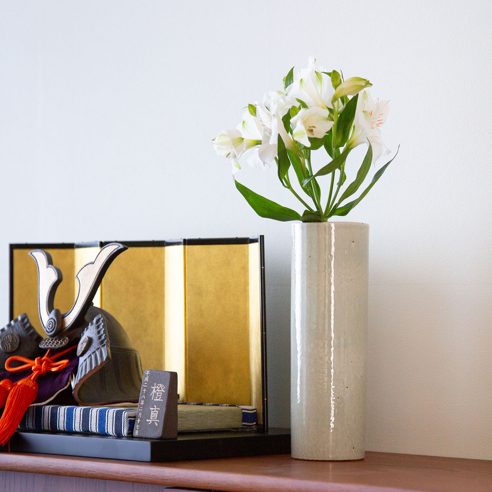 いわい兜に添える花入