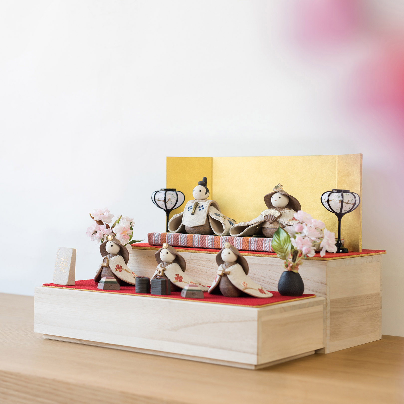 信楽焼の陶器の雛人形段飾りを飾っている画像