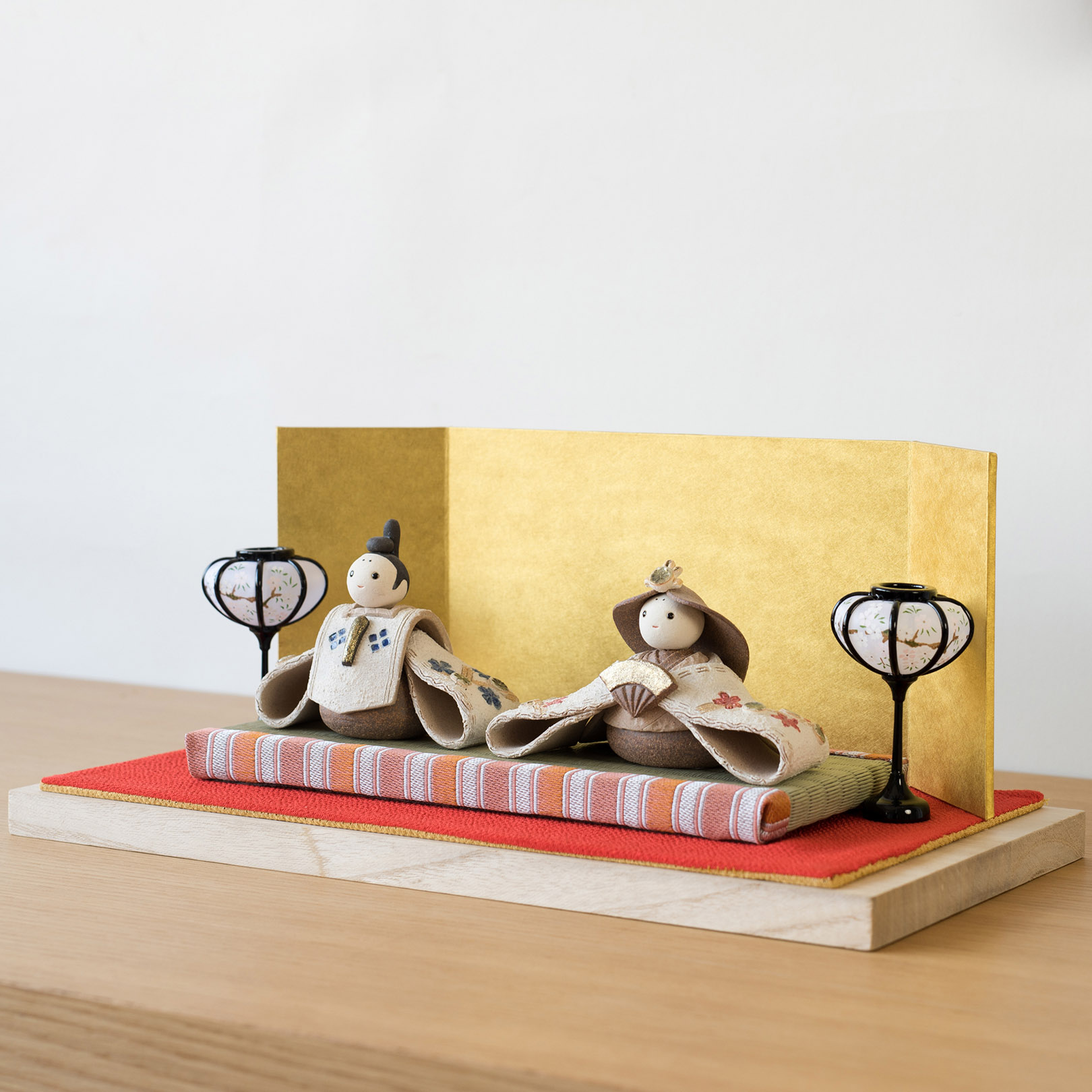 信楽焼の陶器の雛人形を飾っている画像