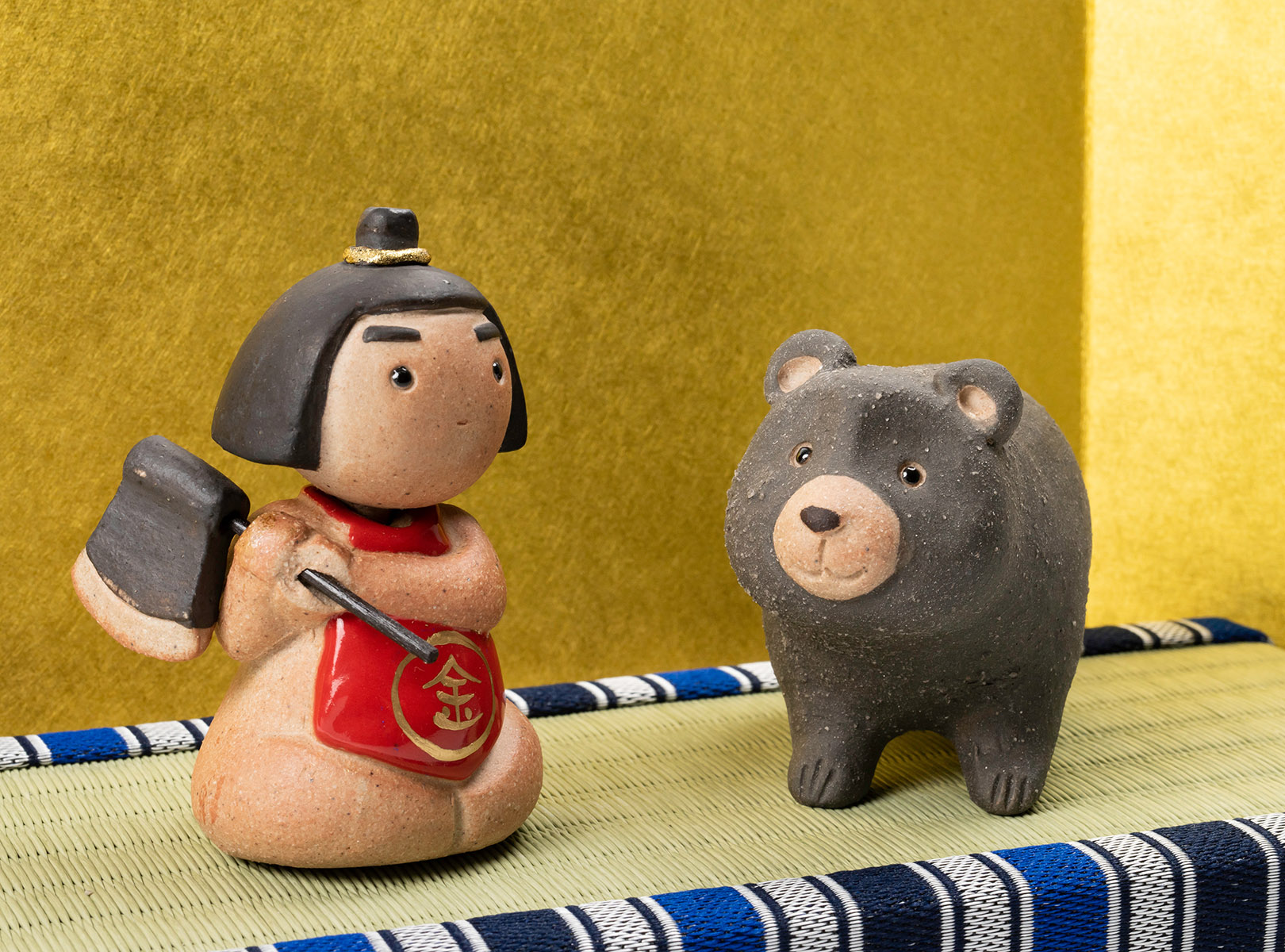 陶器製　武者人形・日本人形　<br><br>金太郎相撲　熊とすもうの稽古をする金太郎の置物です！