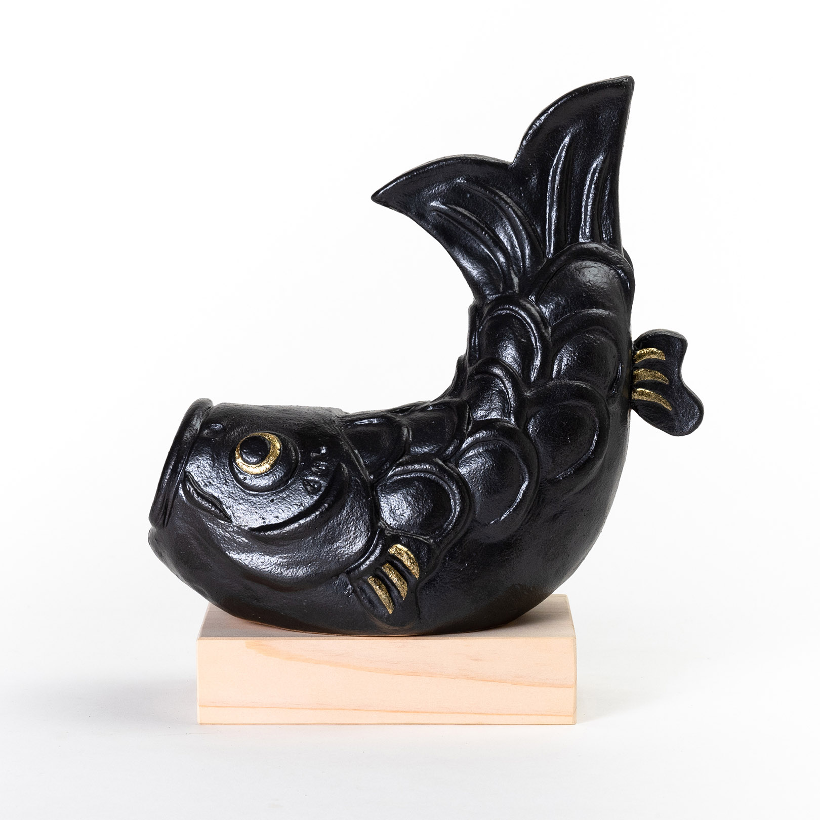 信楽焼の陶器の鯉のぼりを飾っている画像