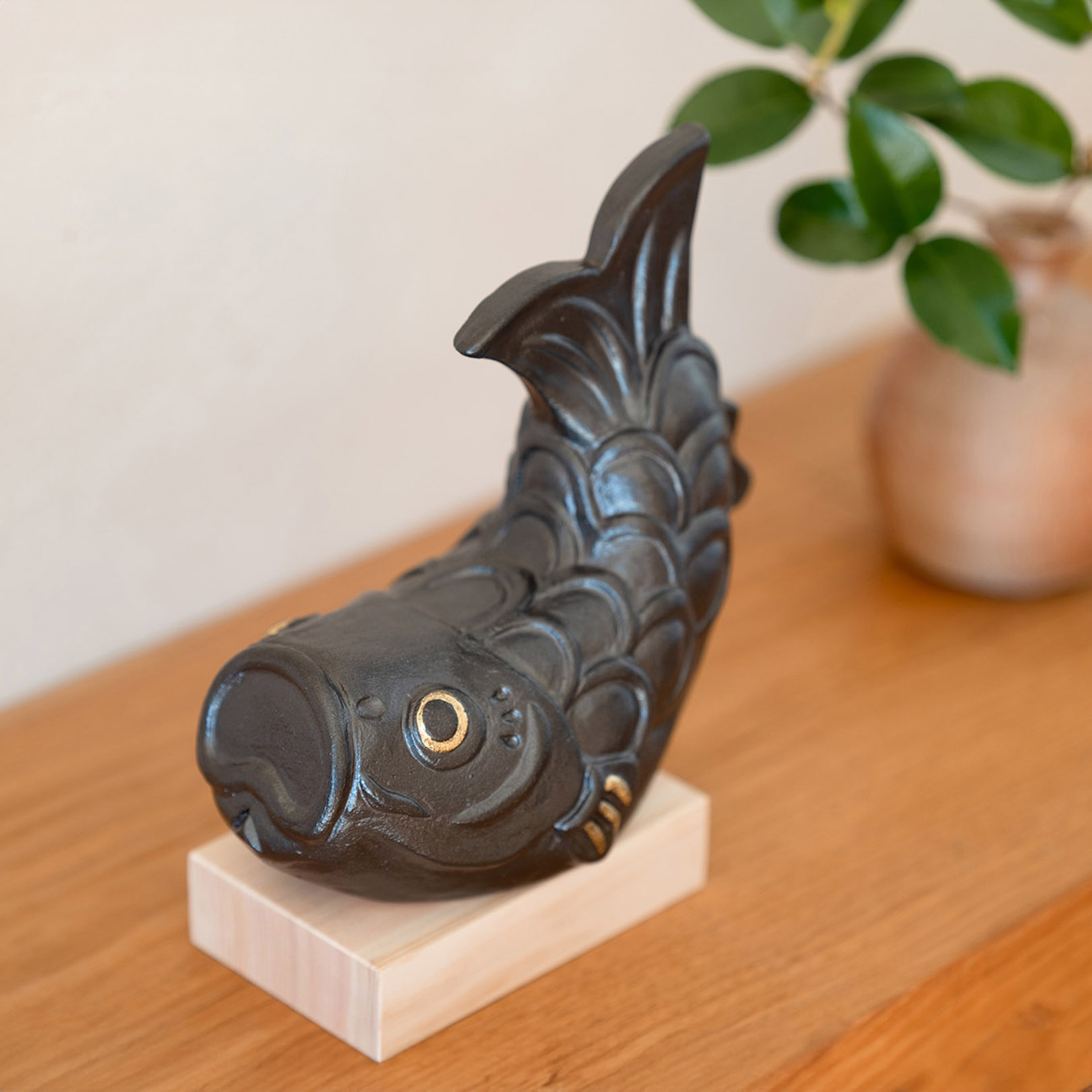 信楽焼の陶器の鯉のぼり飾り付けの様子
