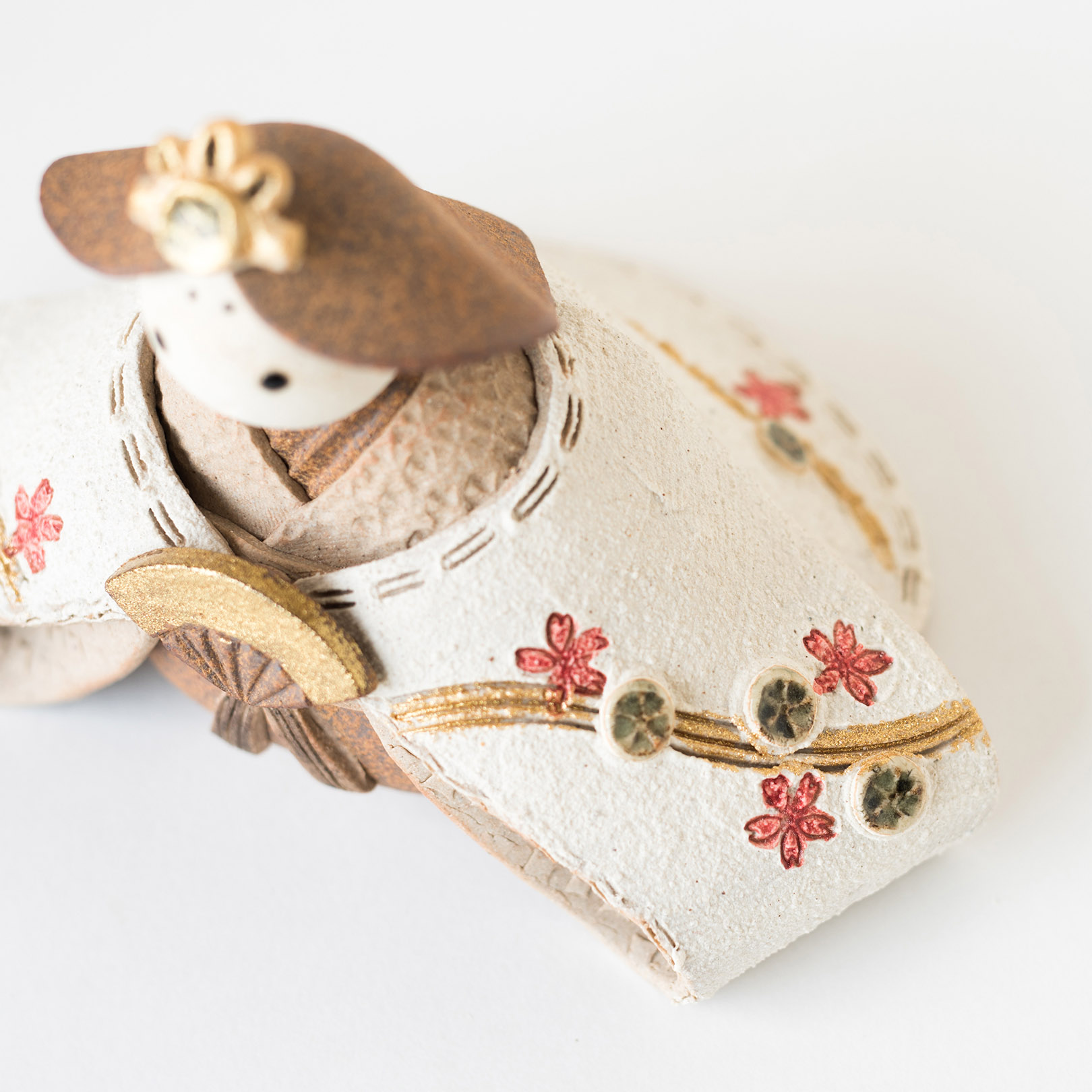 信楽焼の陶器の雛人形の細部の装飾の細やかさを伝える画像