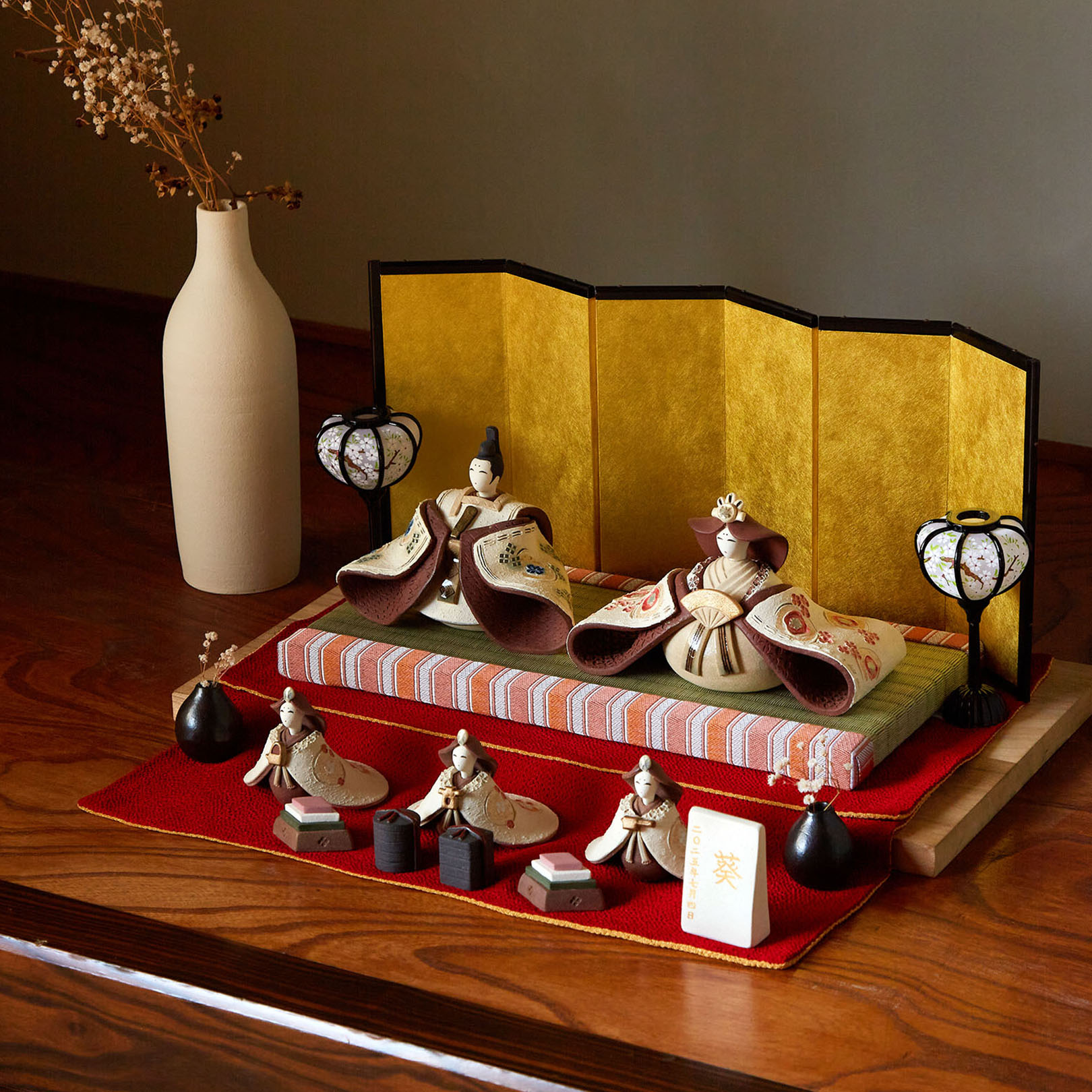 信楽焼雛人形と菱餅の組み合わせ