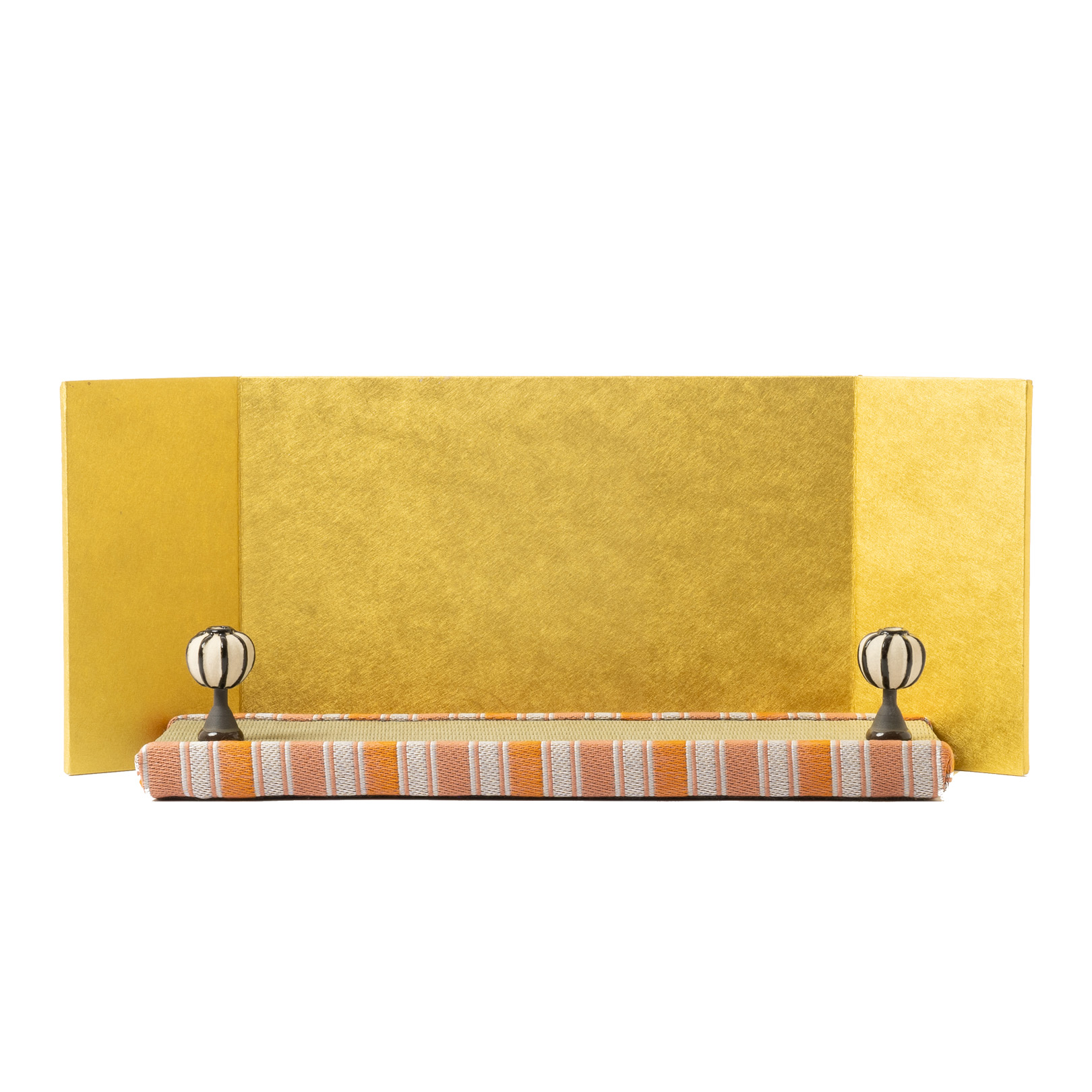 信楽焼の陶器の雛人形を飾っている画像