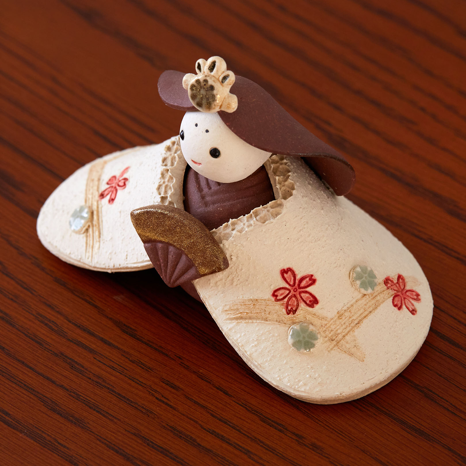 信楽焼の陶器の雛人形の細部の装飾の細やかさを伝える画像