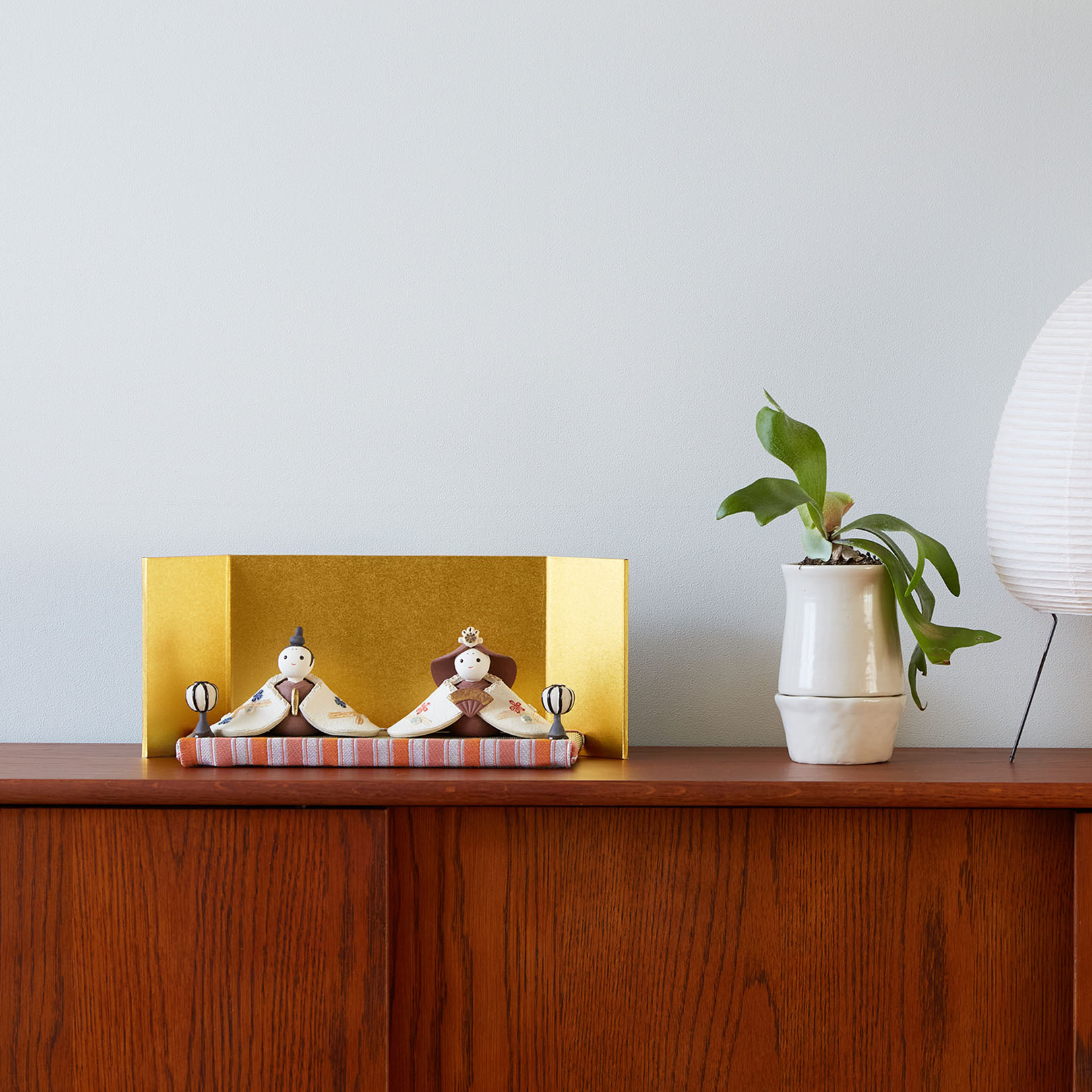 信楽焼の陶器の雛人形を飾っている画像