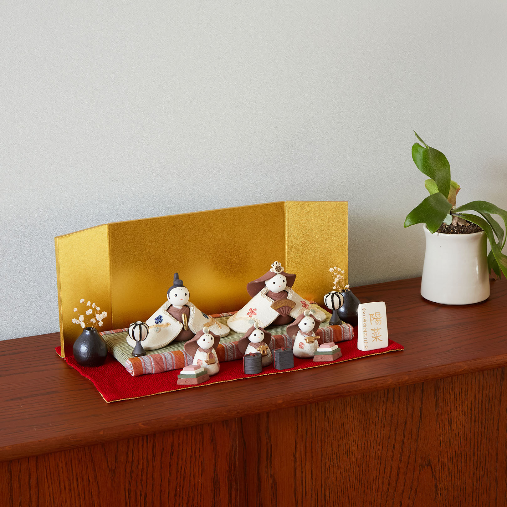 三人官女を加えてより華やかな雛人形飾りに
