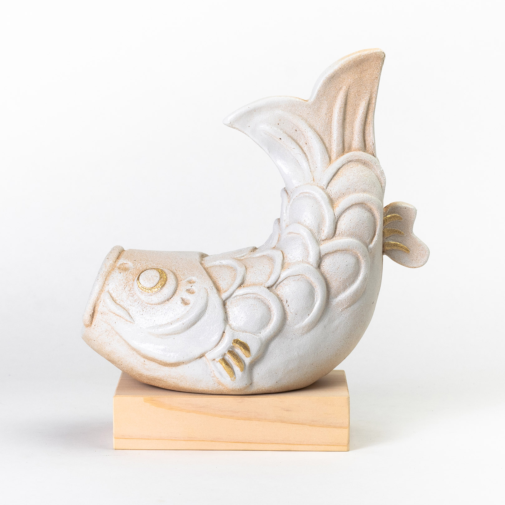 信楽焼の陶器の鯉のぼりを飾っている画像