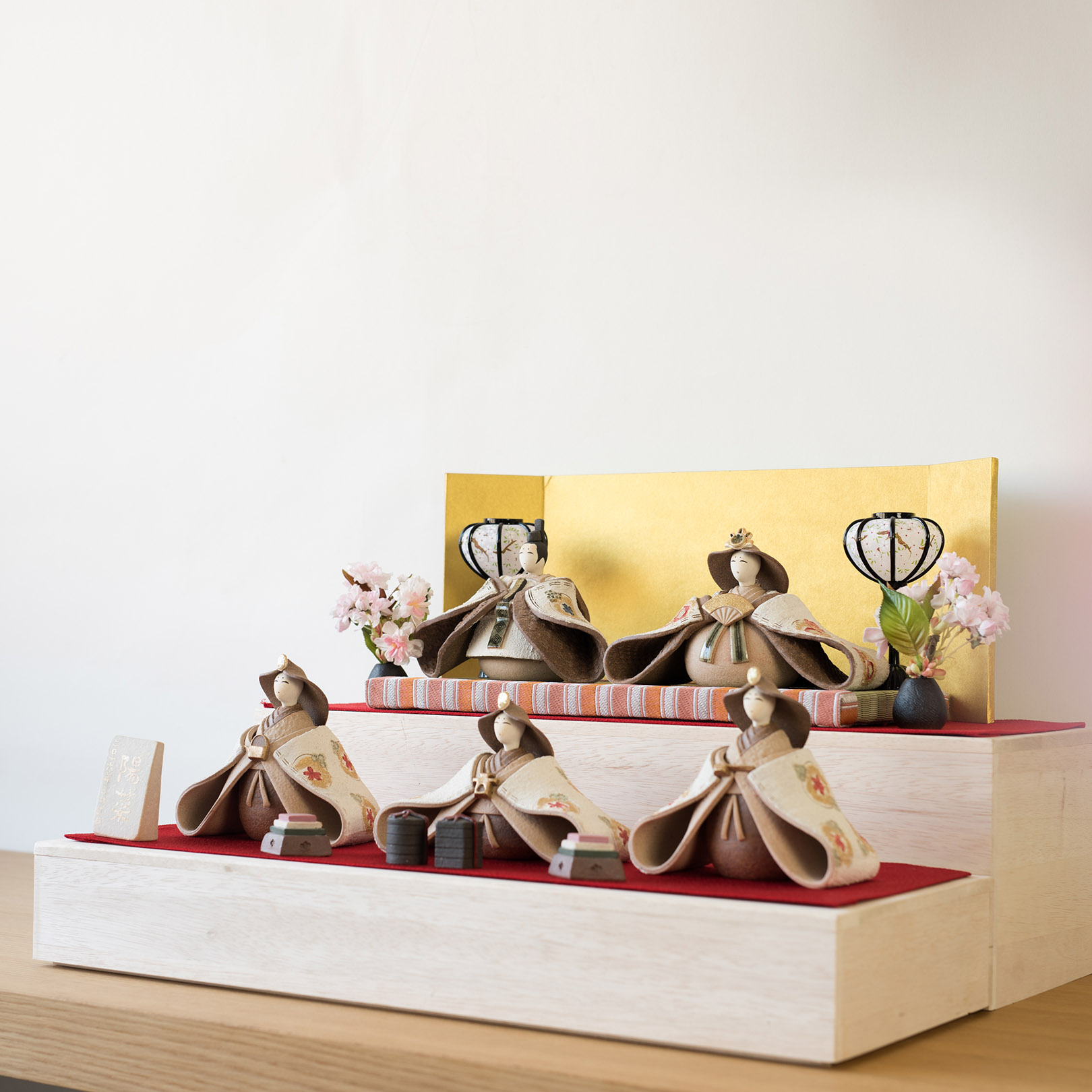 信楽焼の陶器の雛人形を飾っている画像