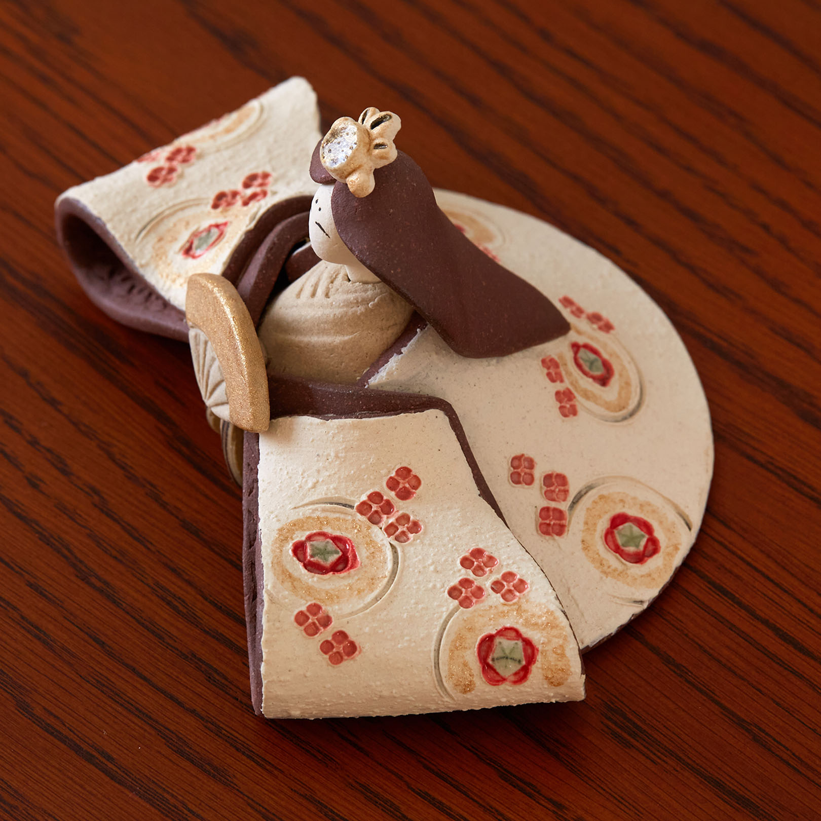 信楽焼の陶器の雛人形の細部の装飾の細やかさを伝える画像