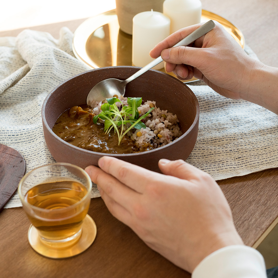 AKATSUCHI BOWL（M）食卓で使う様子