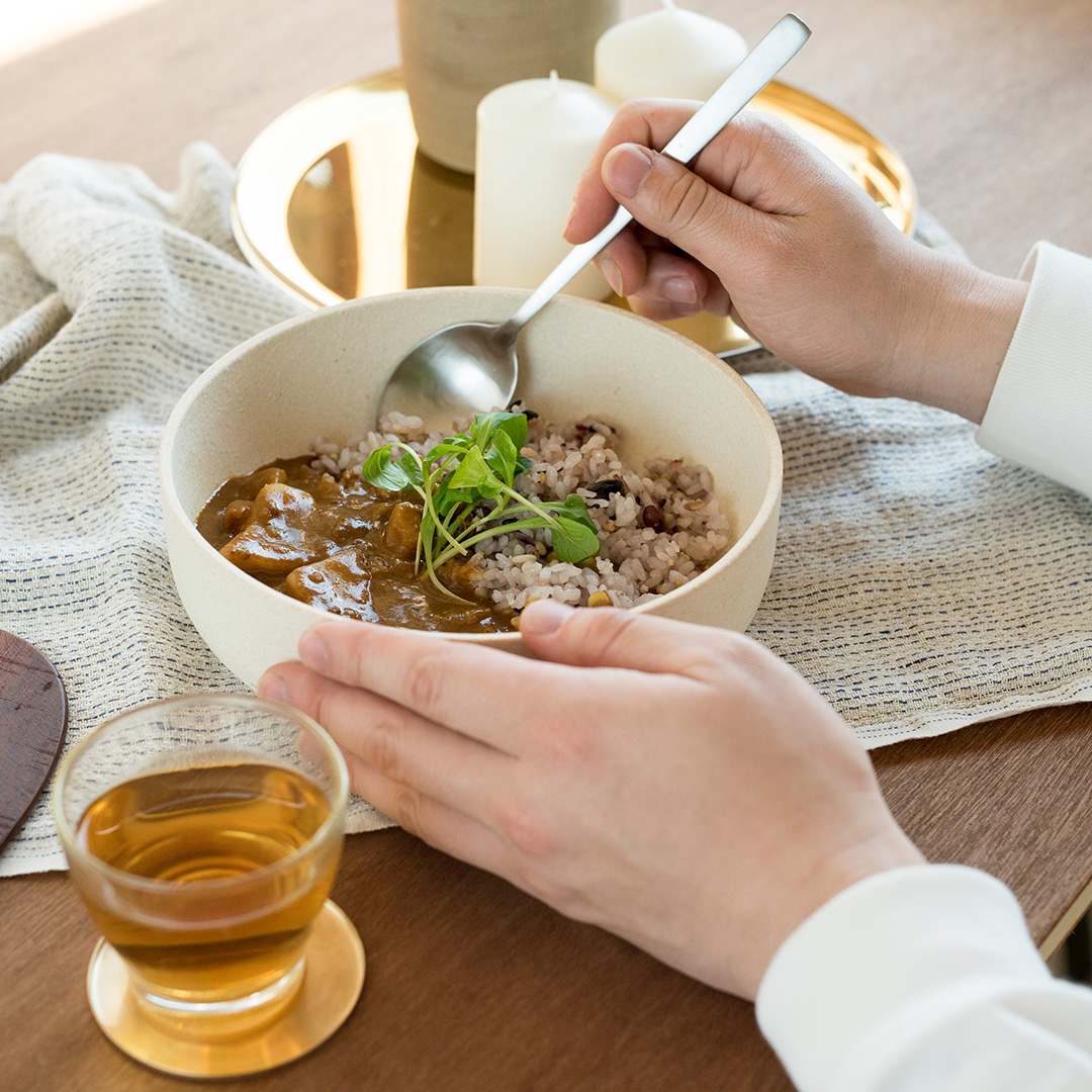 SHIROTSUCHI BOWL（M）食卓で使う様子