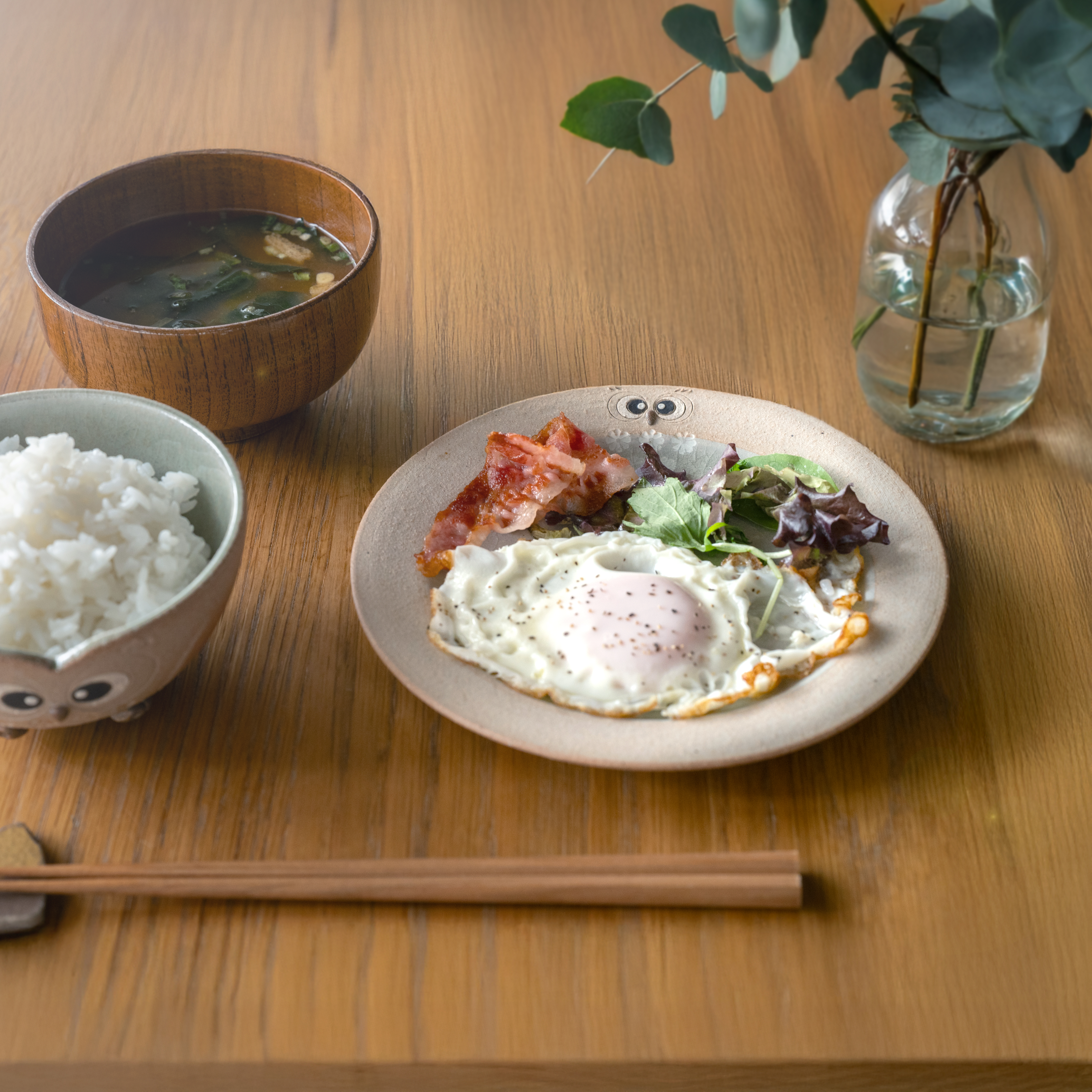 おにぎりを盛り付けたふくろう柄の平皿