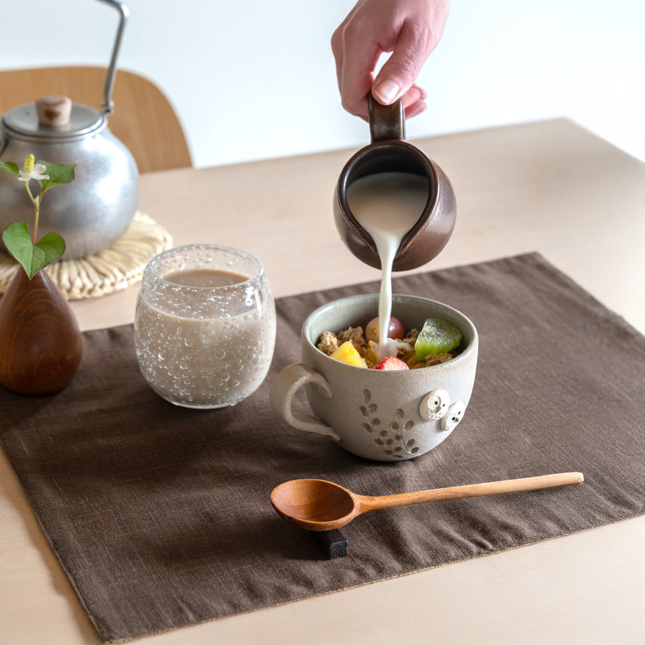 朝食に使いやすい陶器のマグカップ 信楽焼