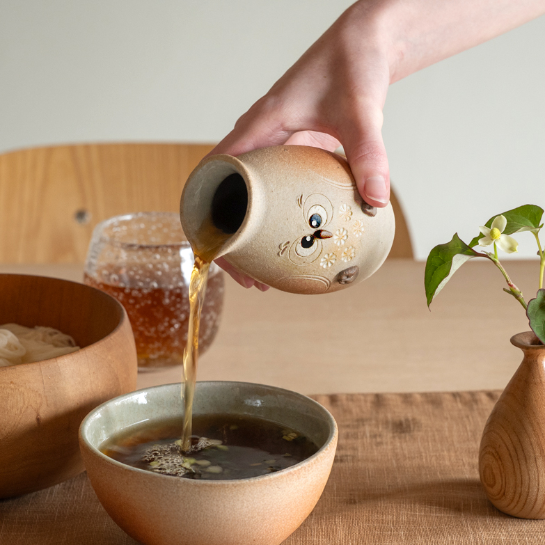 めんつゆを入れた陶器の徳利