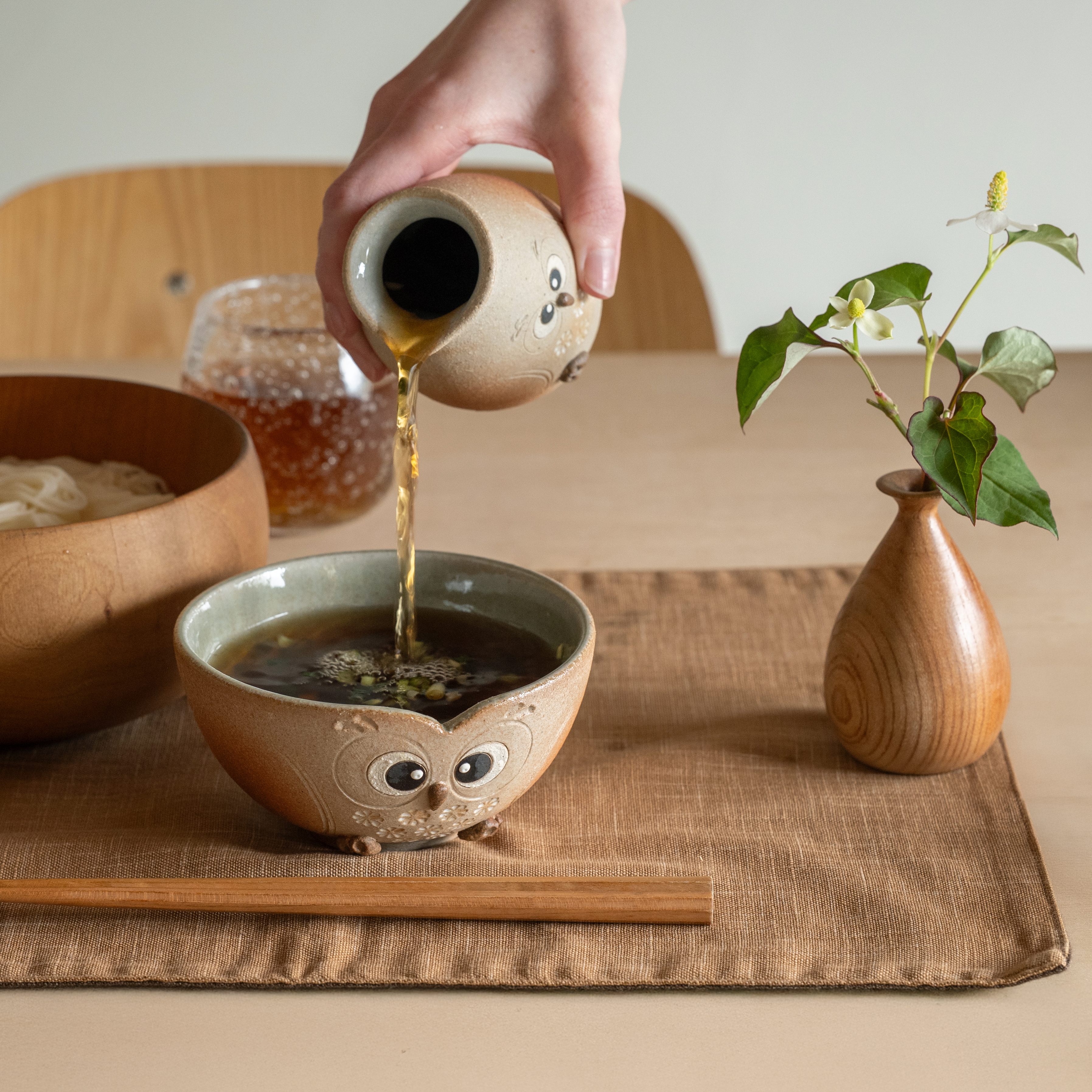 そうめんを盛った信楽焼のお茶碗