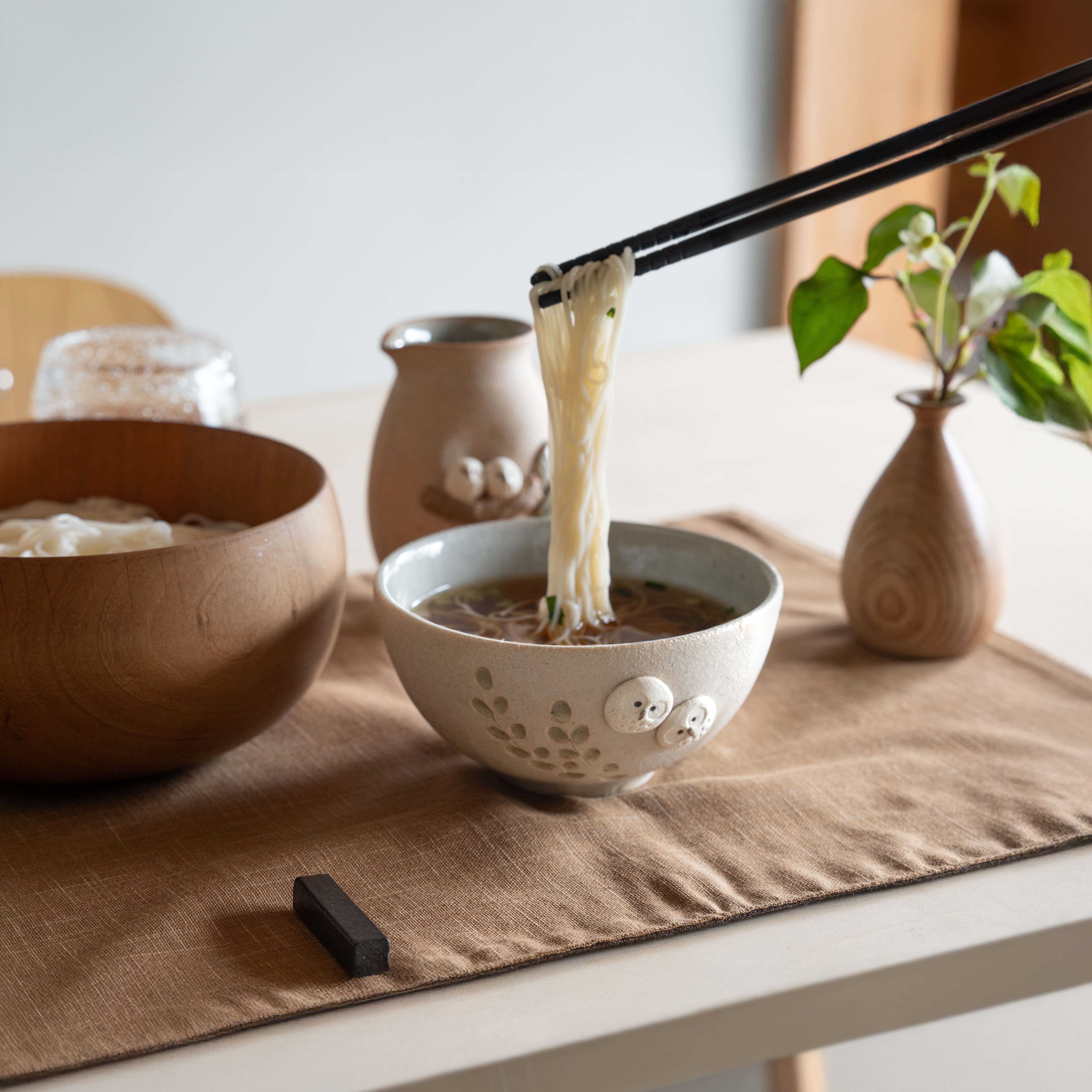 そうめんを盛った信楽焼のお茶碗