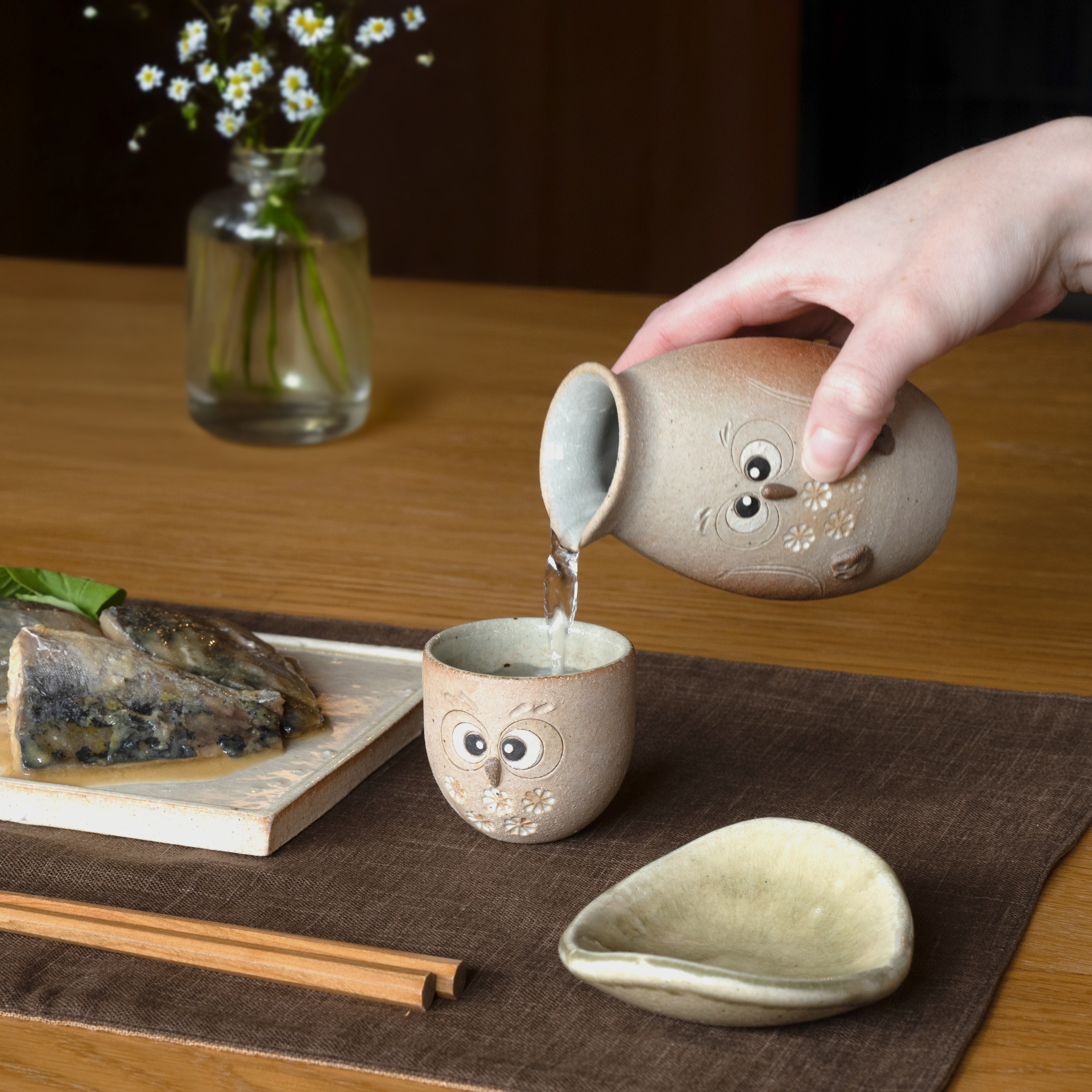 日本酒を入れた信楽焼のぐい呑み