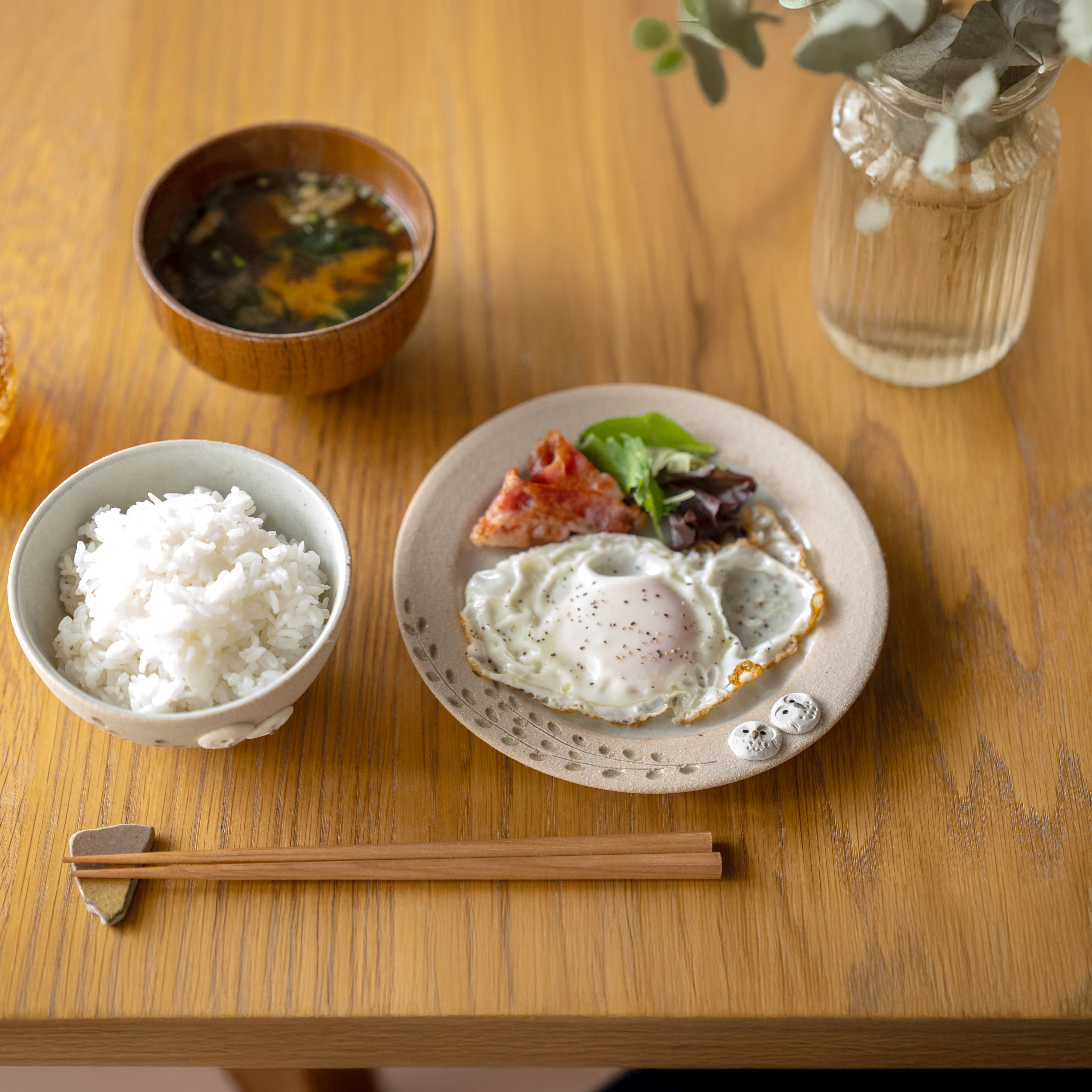 おにぎりを盛り付けたふくろう柄の平皿