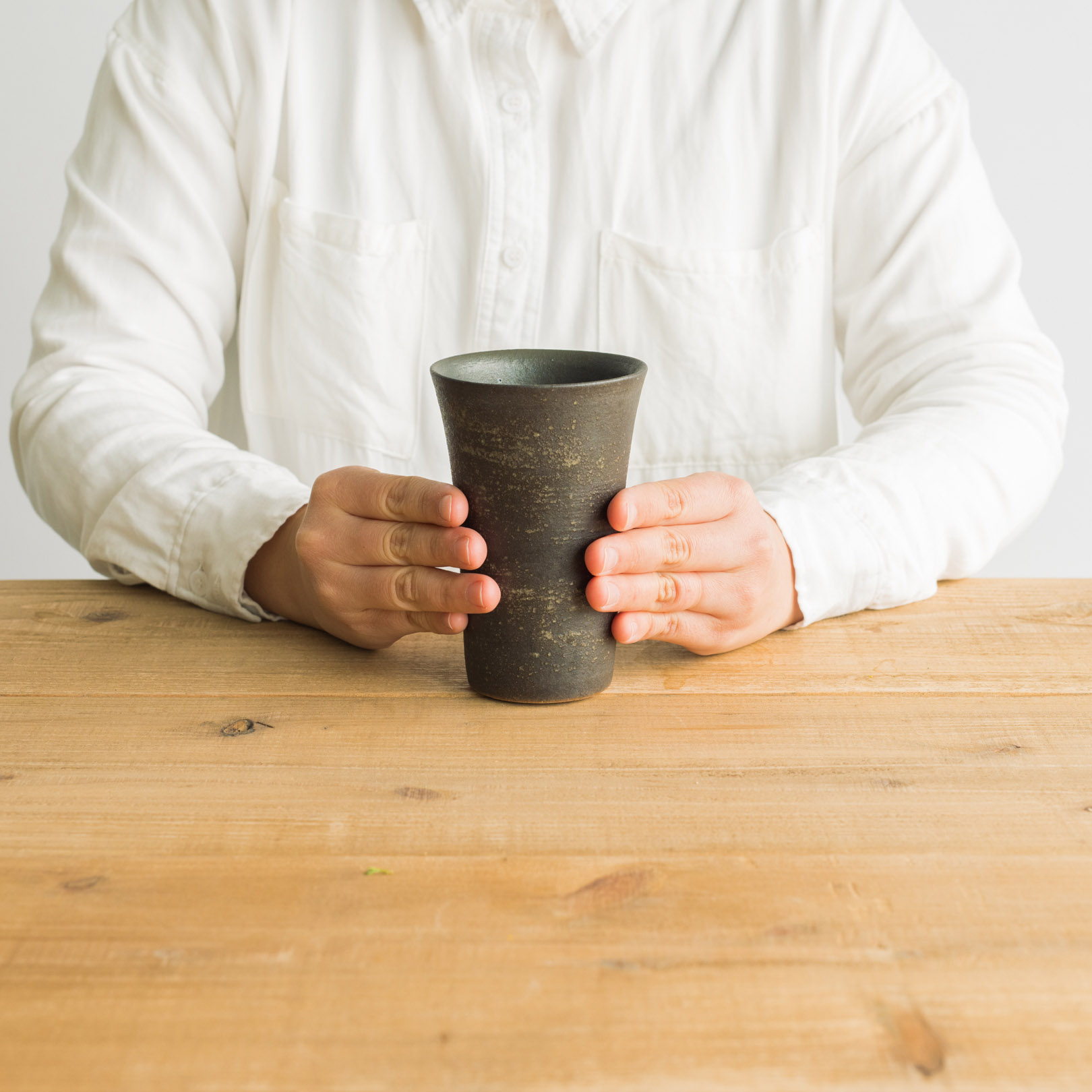 手に馴染みやすい陶器のカップ