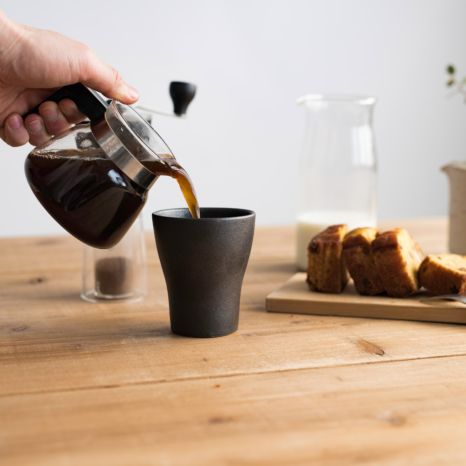 陶製のコップにコーヒーを注ぐ
