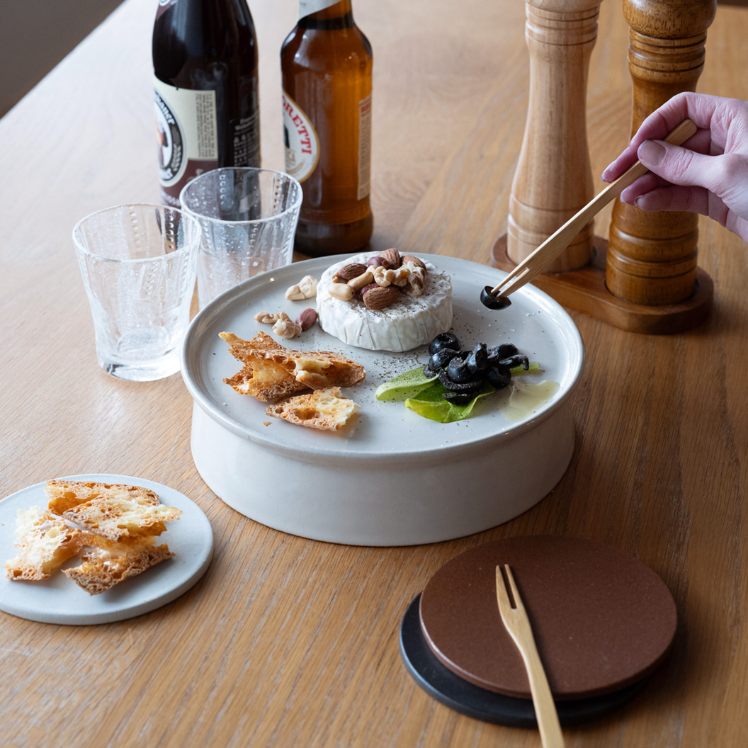 高台皿にチーズやナッツを盛った晩酌シーン