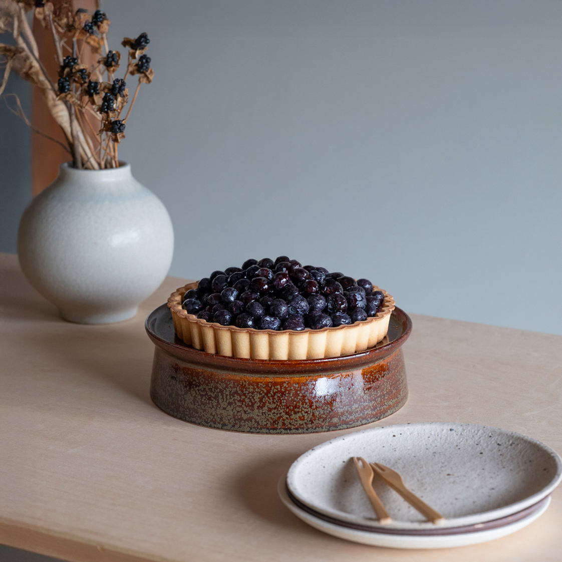 誕生日ケーキを引き立てる陶器の高台皿