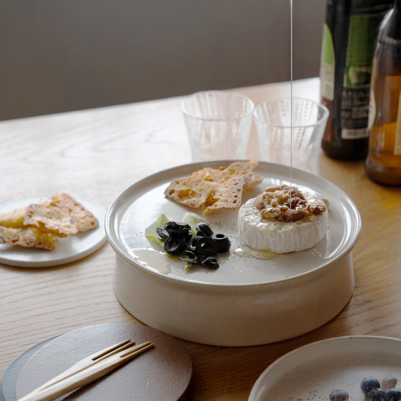 高台皿にチーズやナッツを盛った晩酌シーン