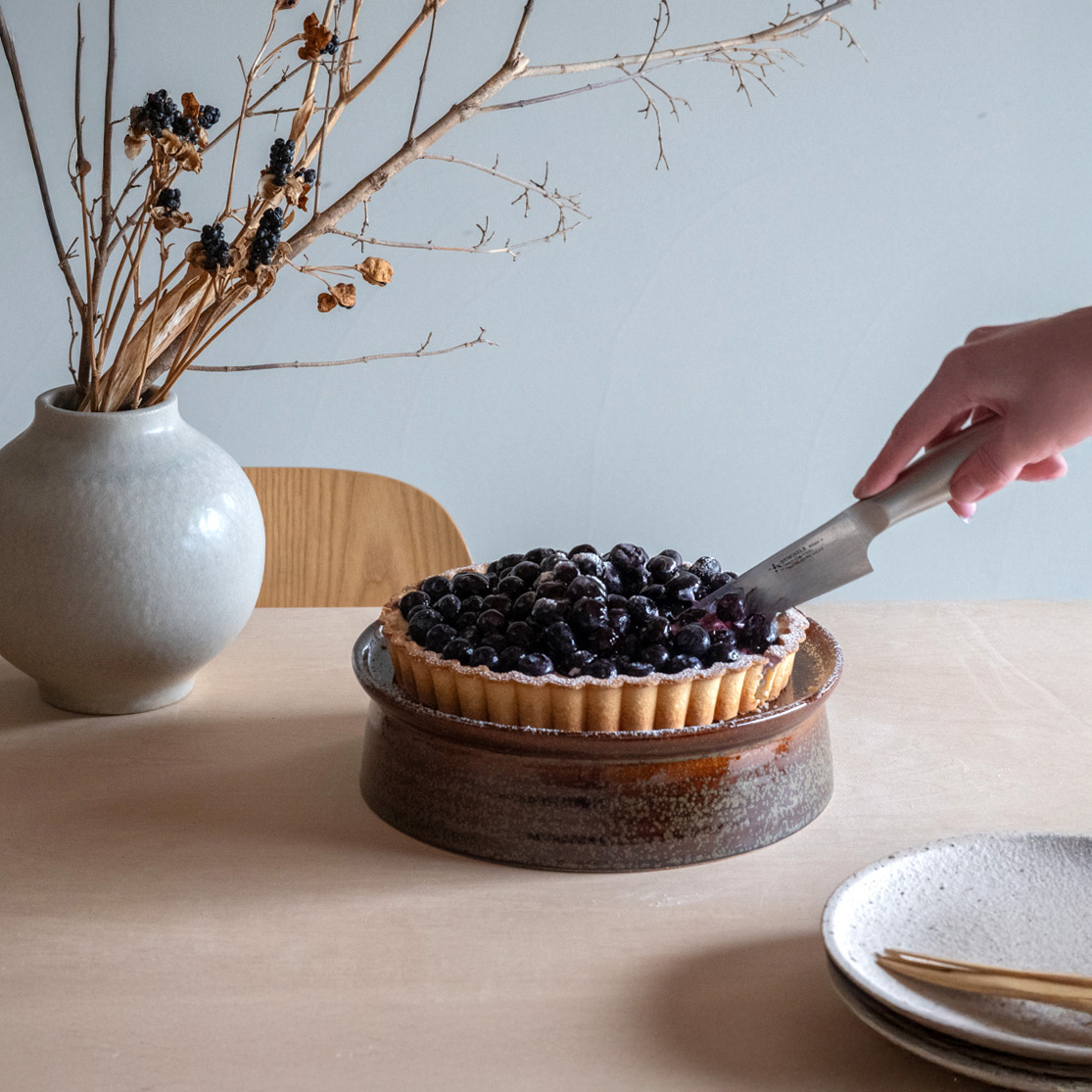 誕生日ケーキを引き立てる陶器の高台皿