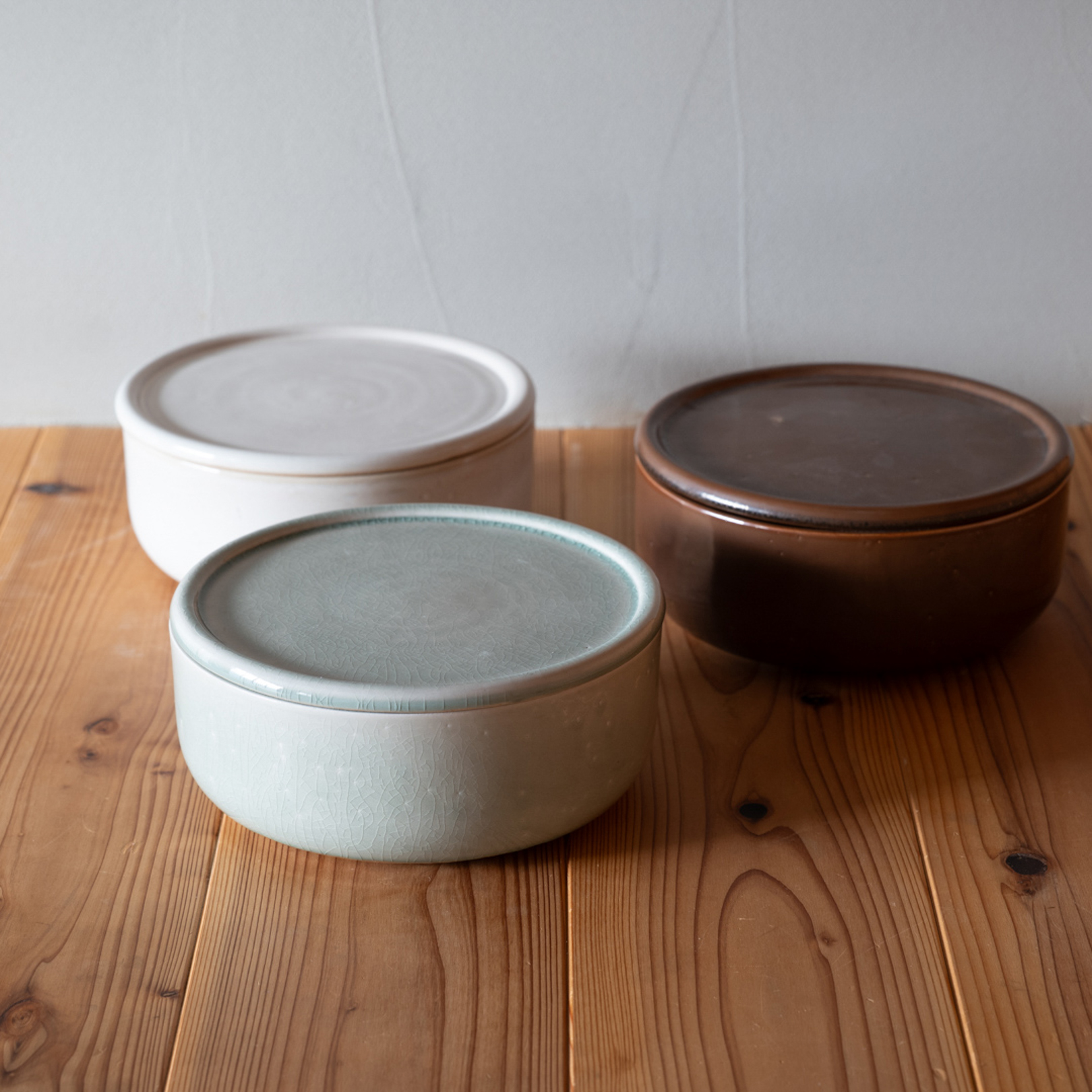 あめ釉・青磁・白の3色のぬか壺の比較画像