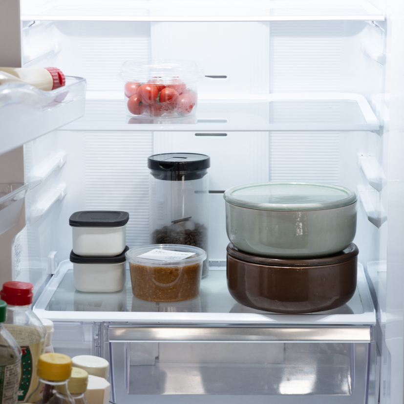 信楽焼の浅型ぬか壺を冷蔵庫で使うイメージ