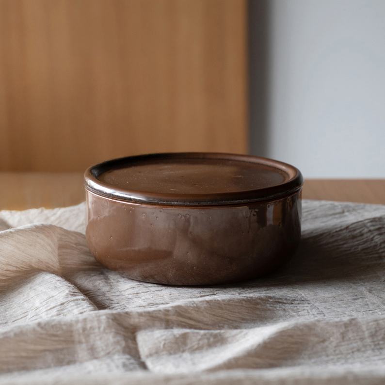 信楽焼のぬか壺でぬか床を育てる様子