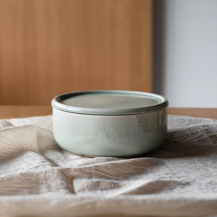 信楽焼のぬか壺でぬか床を育てる様子