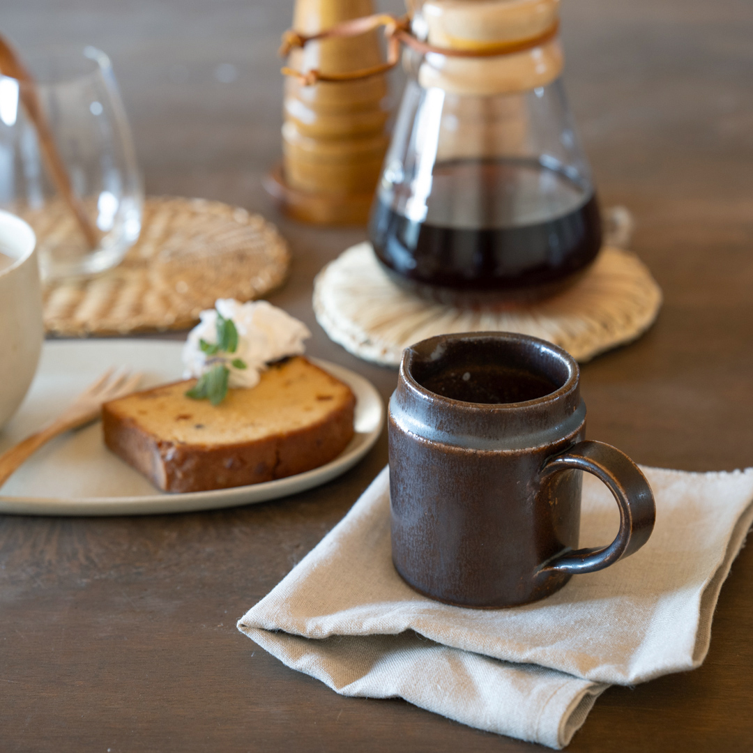 鉄茶色のドレッシングピッチャーでミルクを注ぐシーン