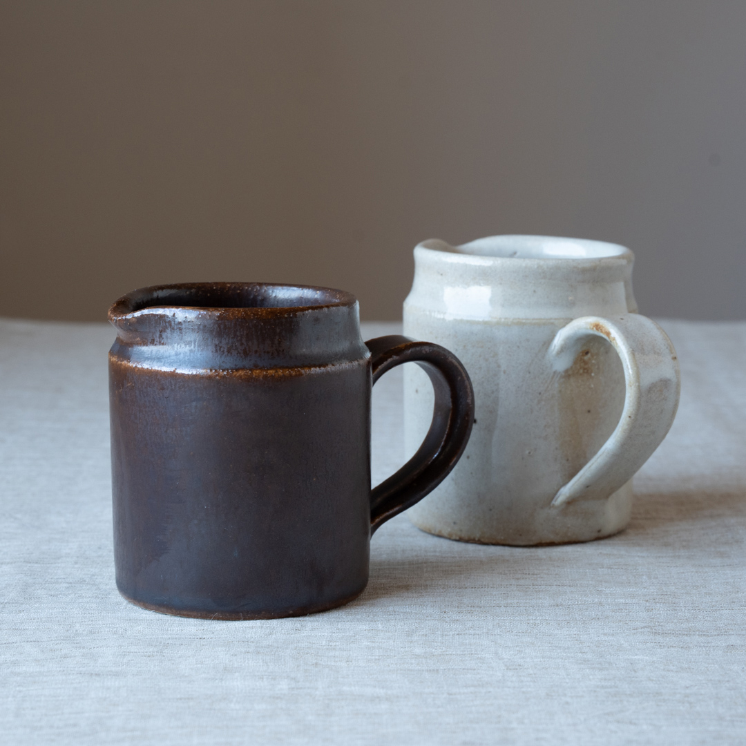 白と鉄茶の2色が並ぶ陶器のドレッシングピッチャー